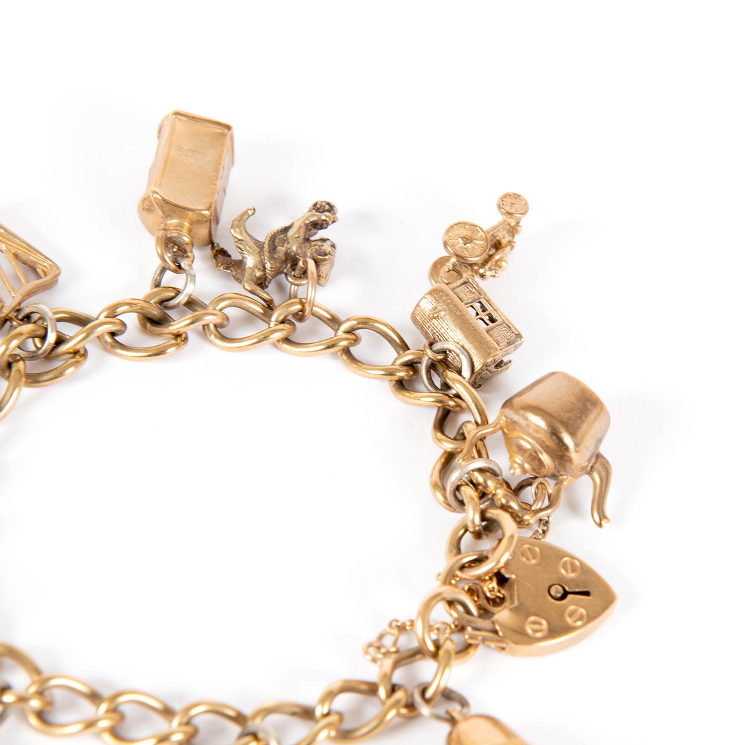 Vintage-Armband aus 9 Karat Gold mit Anhängern England Mitte 900 Damen im Angebot