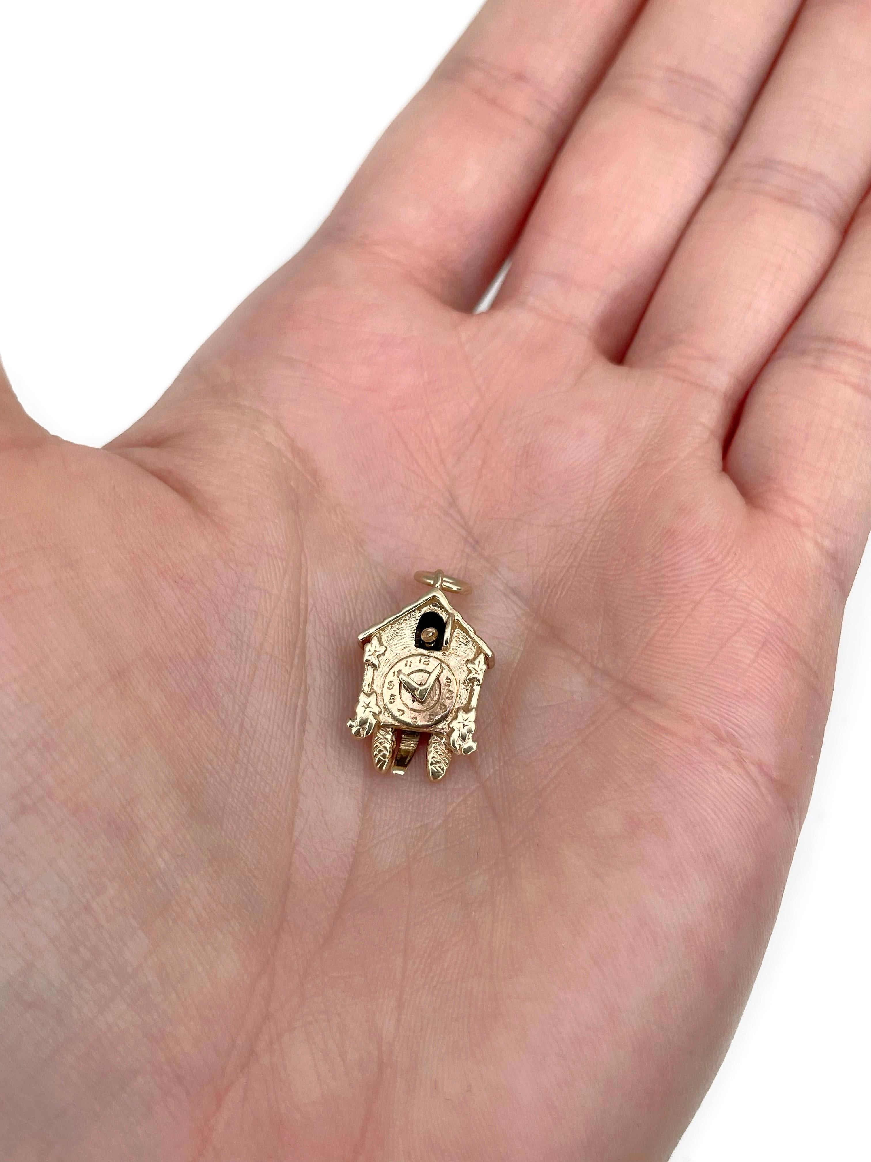 Questo è un ciondolo figurato d'epoca con orologio a cucù. È realizzato in oro 9K. Circa 1960. 

Questo pezzo è molto dinamico. Una leva sul retro muove i bracci dell'orologio. Un'altra leva in basso fa entrare e uscire la testa del cucù.  

Questo