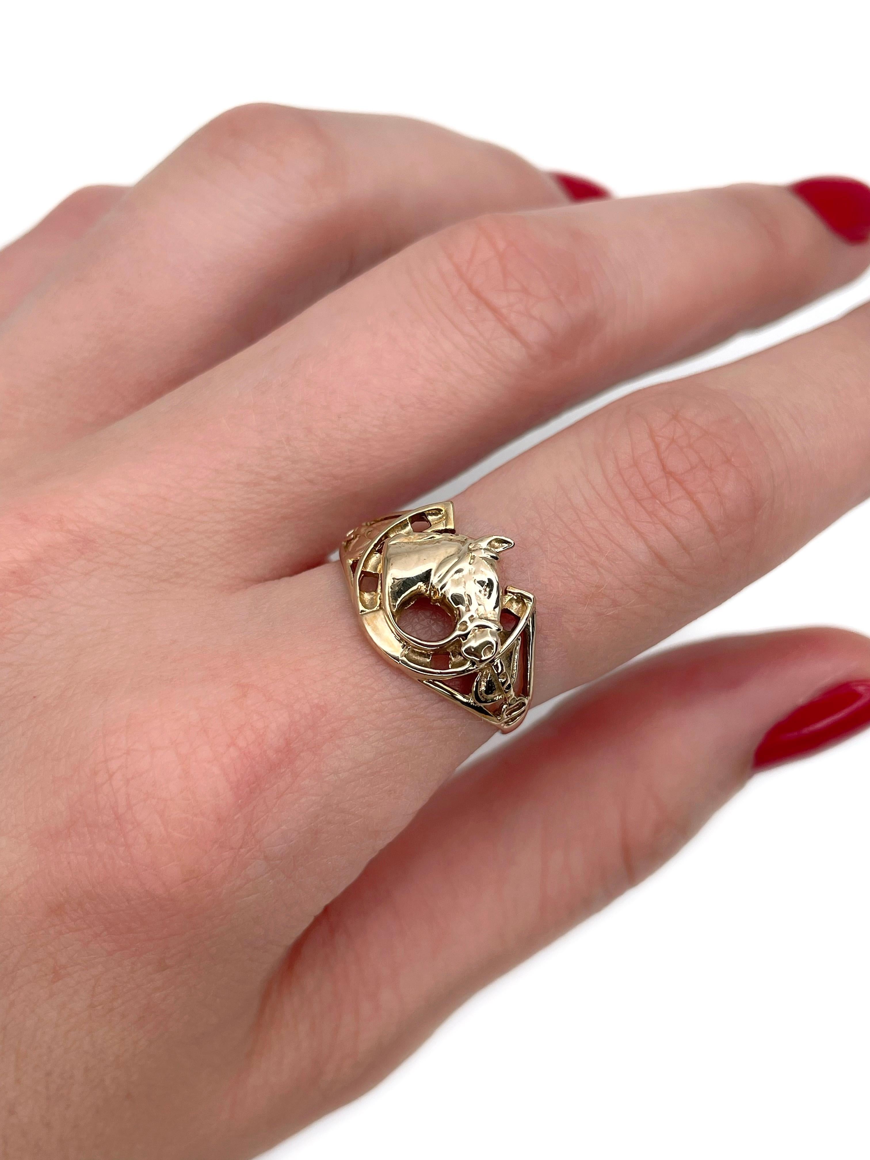 This is a vintage equestrian theme ring crafted in 9K gold. It depicts a horse head and a horseshoe.

Has hallmarks. 

Weight: 2.59g
Size: 18 (US 7.75)

———

If you have any questions, please feel free to ask. We describe our items accurately.