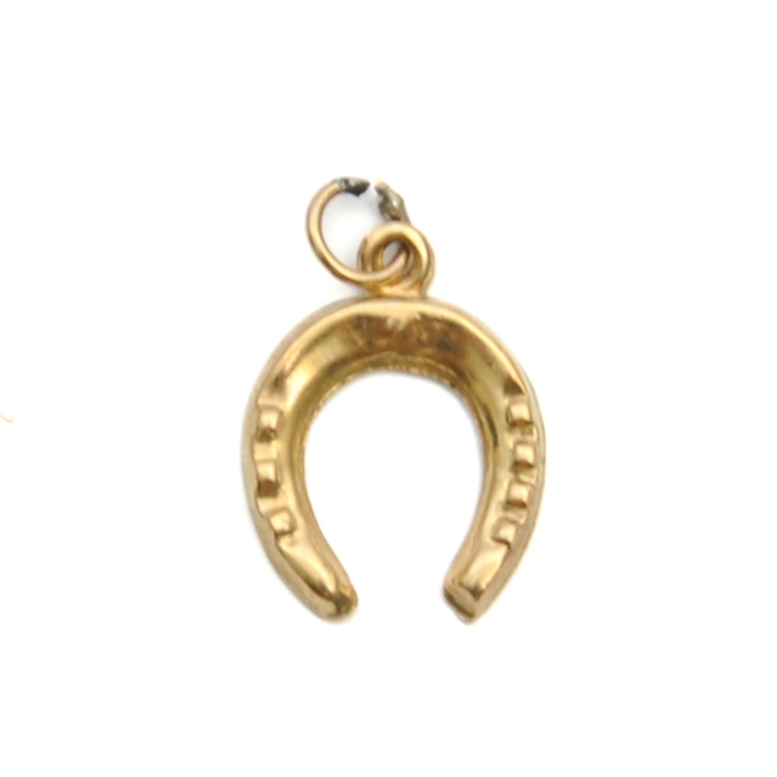 Vintage 9K Gold Lucky Horseshoe Charm Pendant In Good Condition For Sale In Rotterdam, NL
