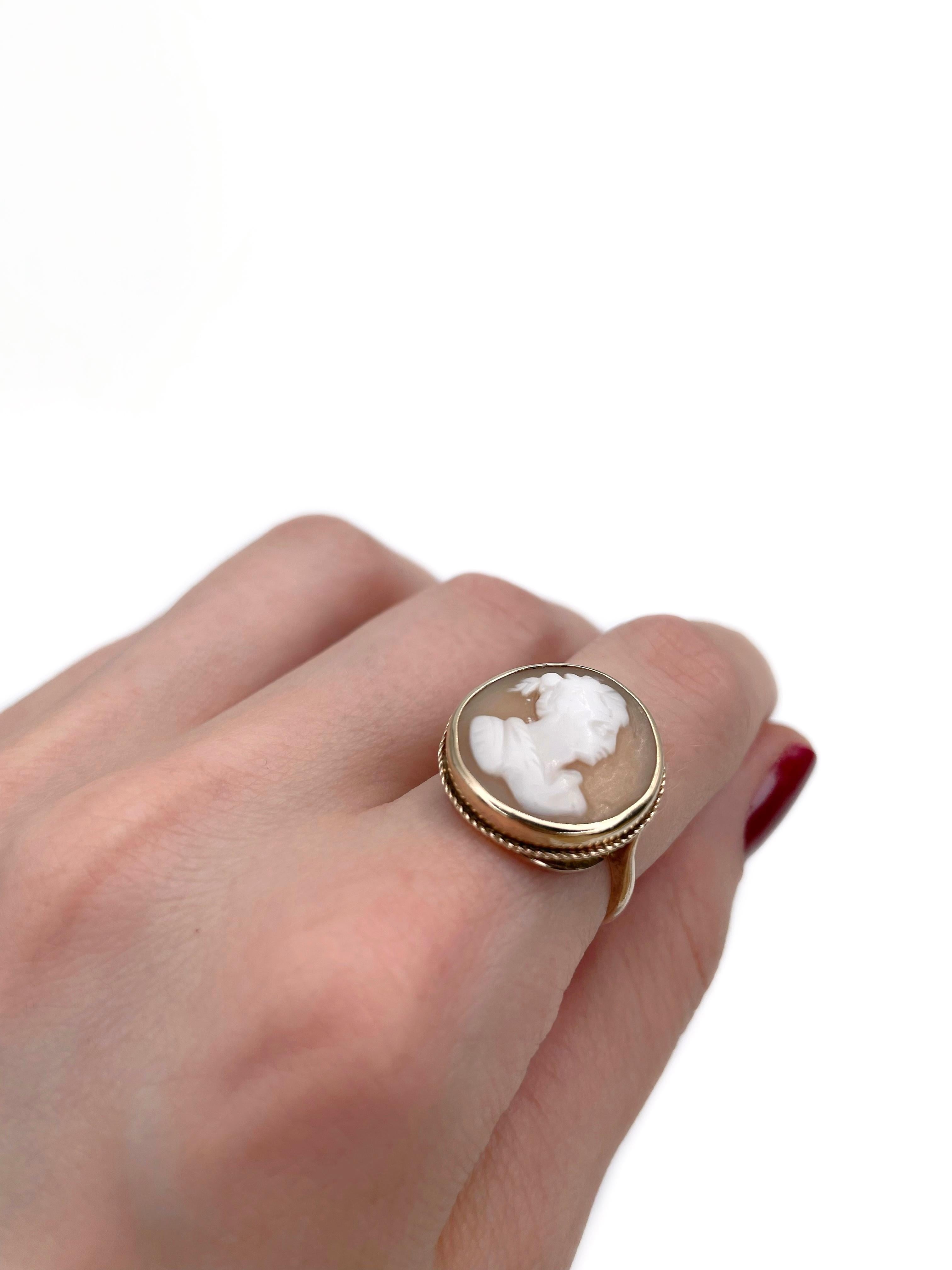 Anello con sigillo rotondo con profilo a conchiglia per donna in oro 9 carati vintage In condizioni buone in vendita a Vilnius, Vilniaus apskr.