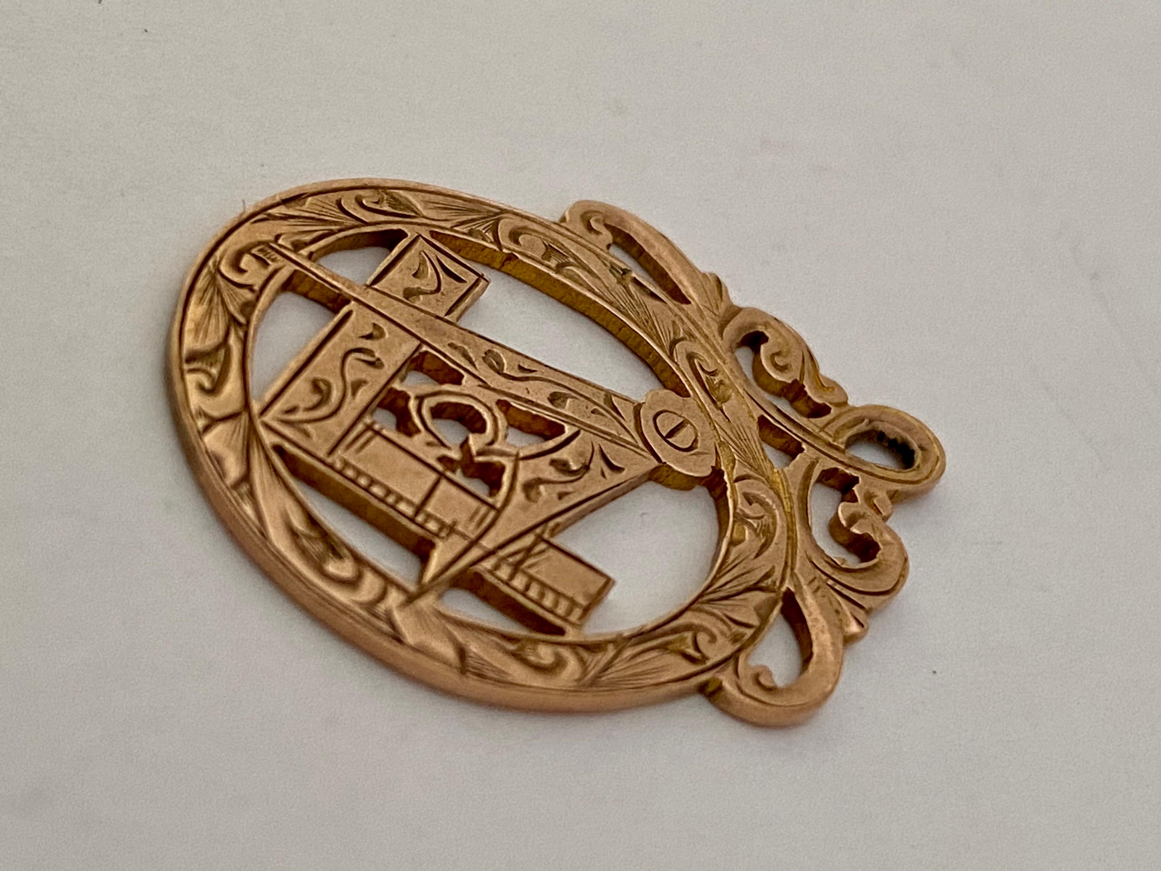 Vintage 9 Karat Gold Masonic Pendant In Good Condition For Sale In Carlisle, GB