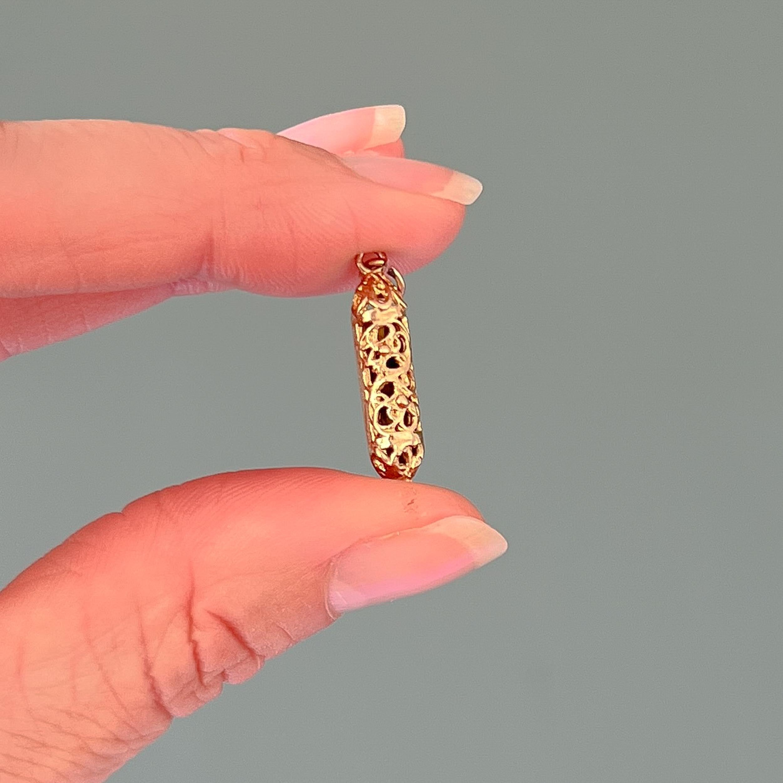 Vintage 9 Karat Gold Mezuzah Charm Pendant In Good Condition In Rotterdam, NL