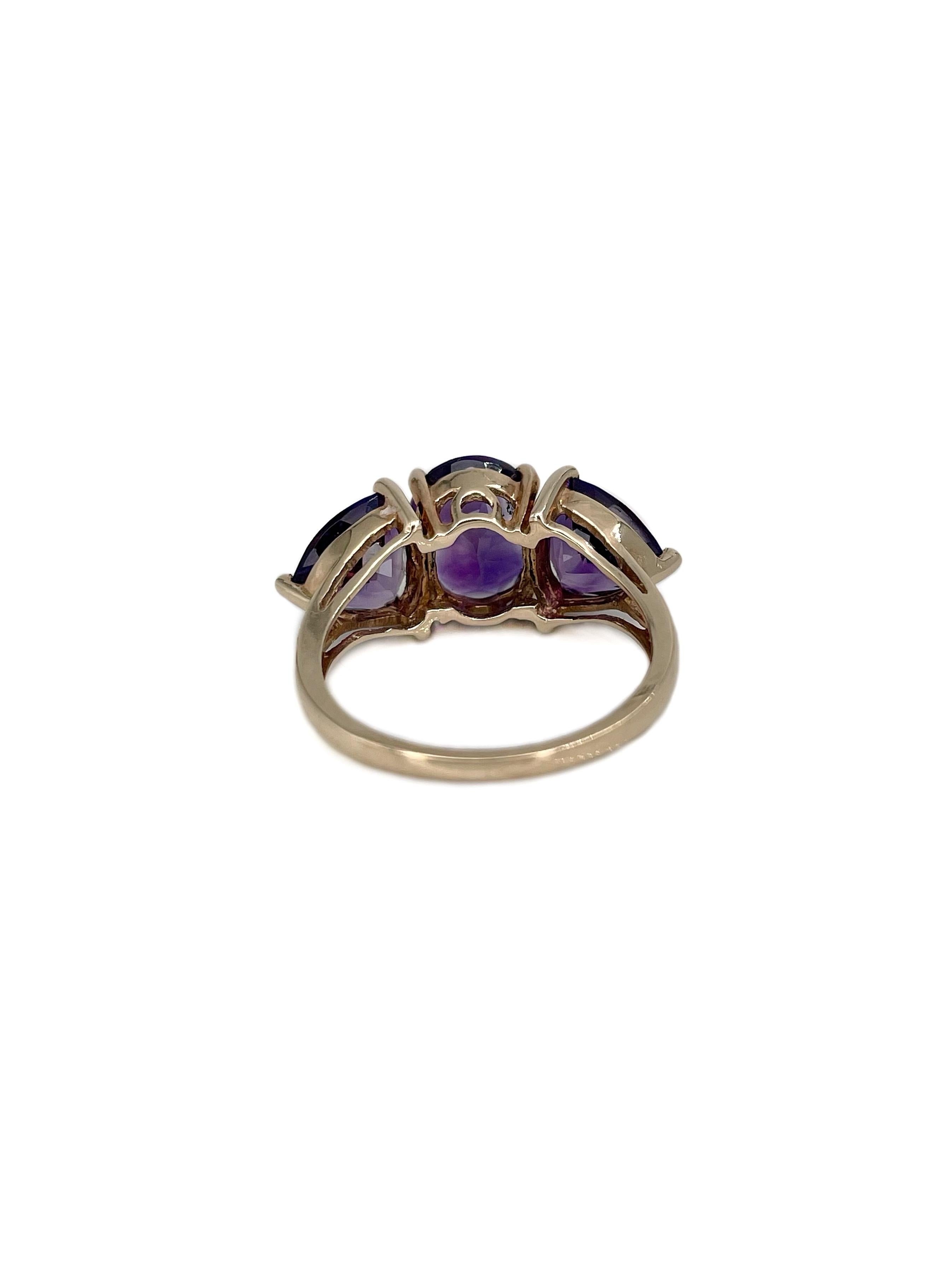Vintage 9 Karat Gold TW 5.60 Carat Amethyst Three-Stone Ring In Good Condition For Sale In Vilnius, Vilniaus apskr.