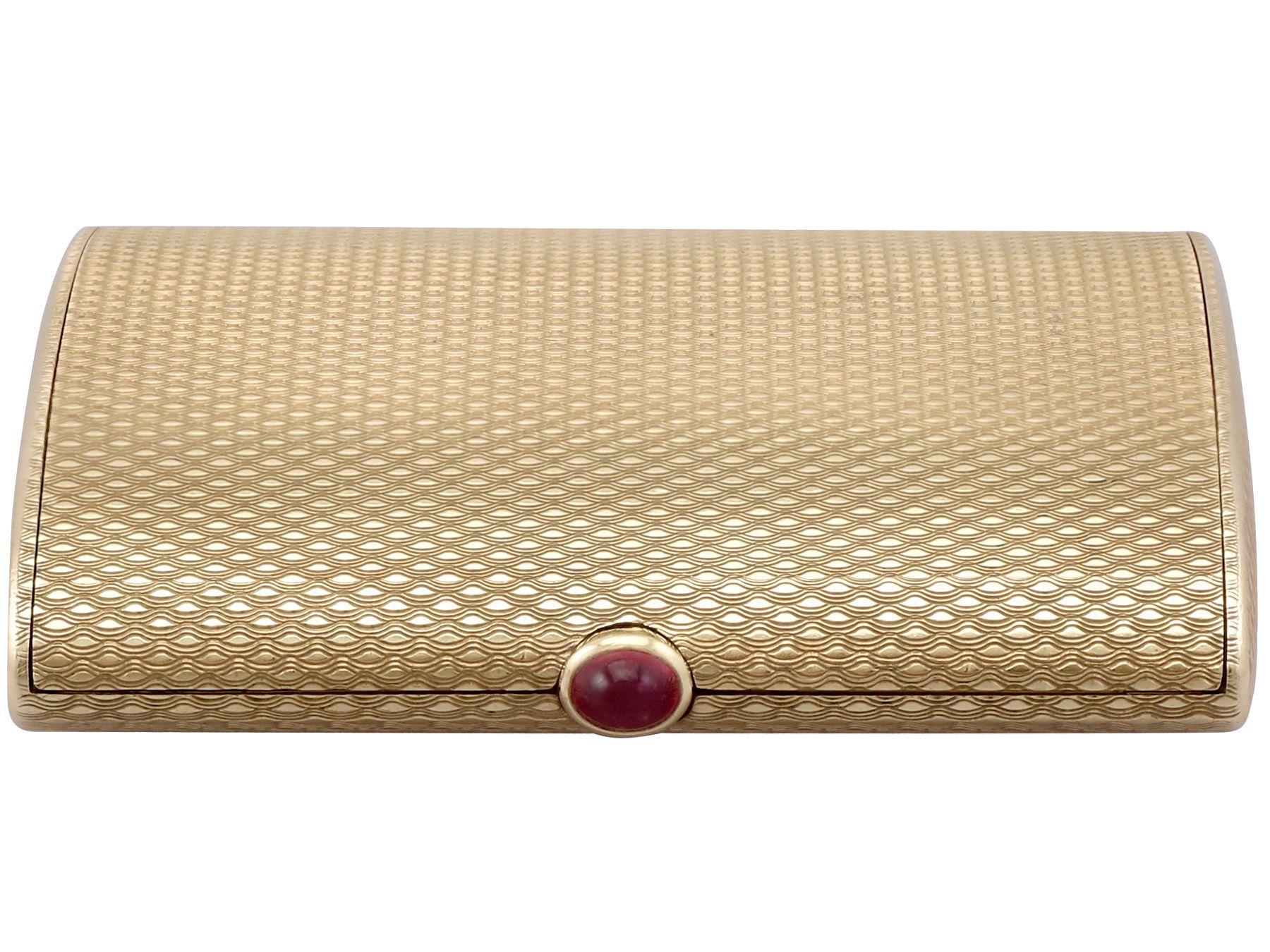 An exceptional, fine and impressive vintage 9 karat yellow gold and 0.86 carat ruby compact made by Boucheron - boxed; an addition to our diverse ornamental collection.

This exceptional vintage 9 karat yellow gold case has a rectangular form, with