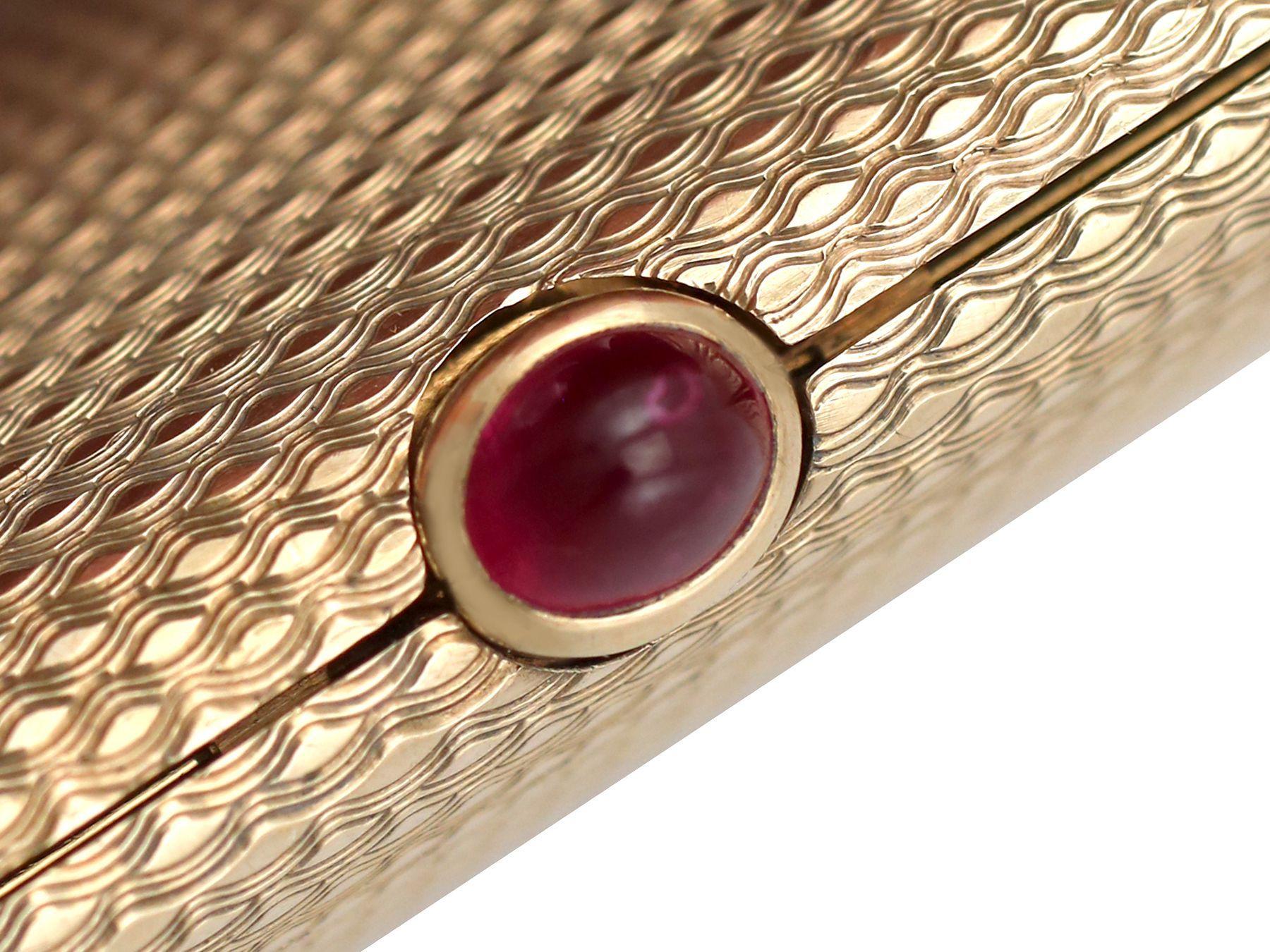 Vintage 1964 Yellow Gold and Ruby Compact by Boucheron For Sale 4