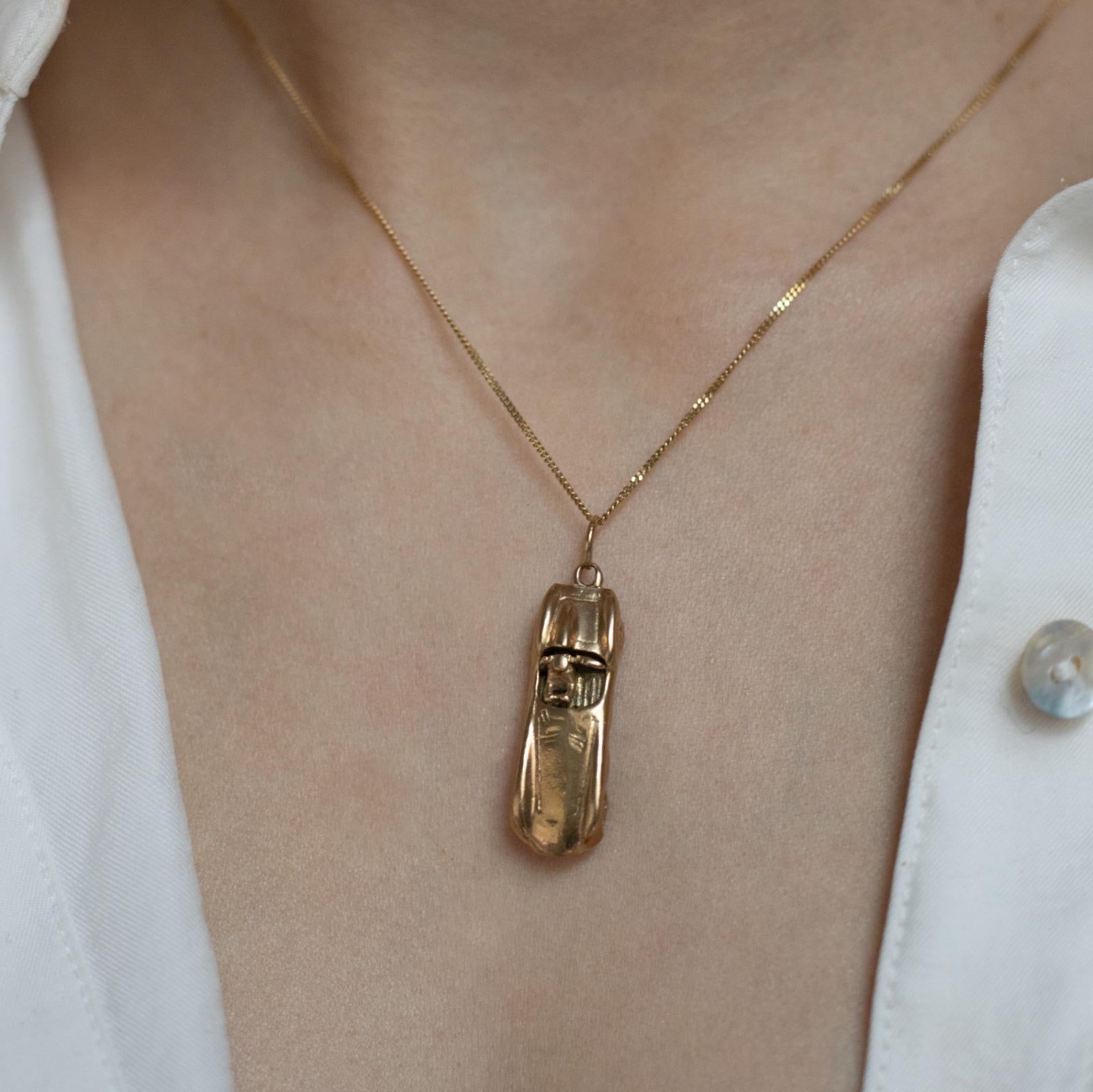 Vintage 9 Karat Yellow Gold Aston Martin DBR1 Racing Car Charm In Good Condition For Sale In London, GB