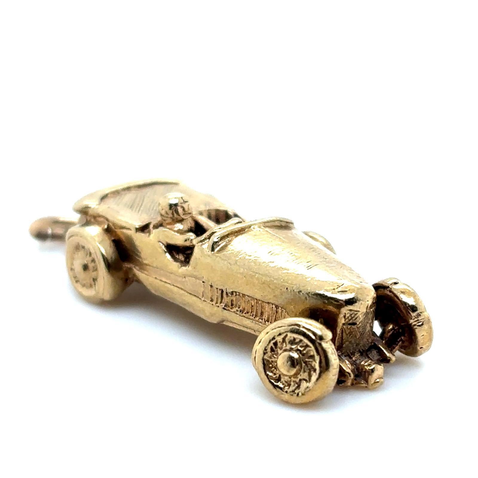 Breloque vintage en or jaune 9 carats Bentley Le Mans Tourer, Circa 1980

Modélisation réaliste d'une voiture classique Bentley Le Mans Tourer, avec un conducteur assis sur des sièges en cuir gravé, et finition avec une balle ovale sur laquelle on