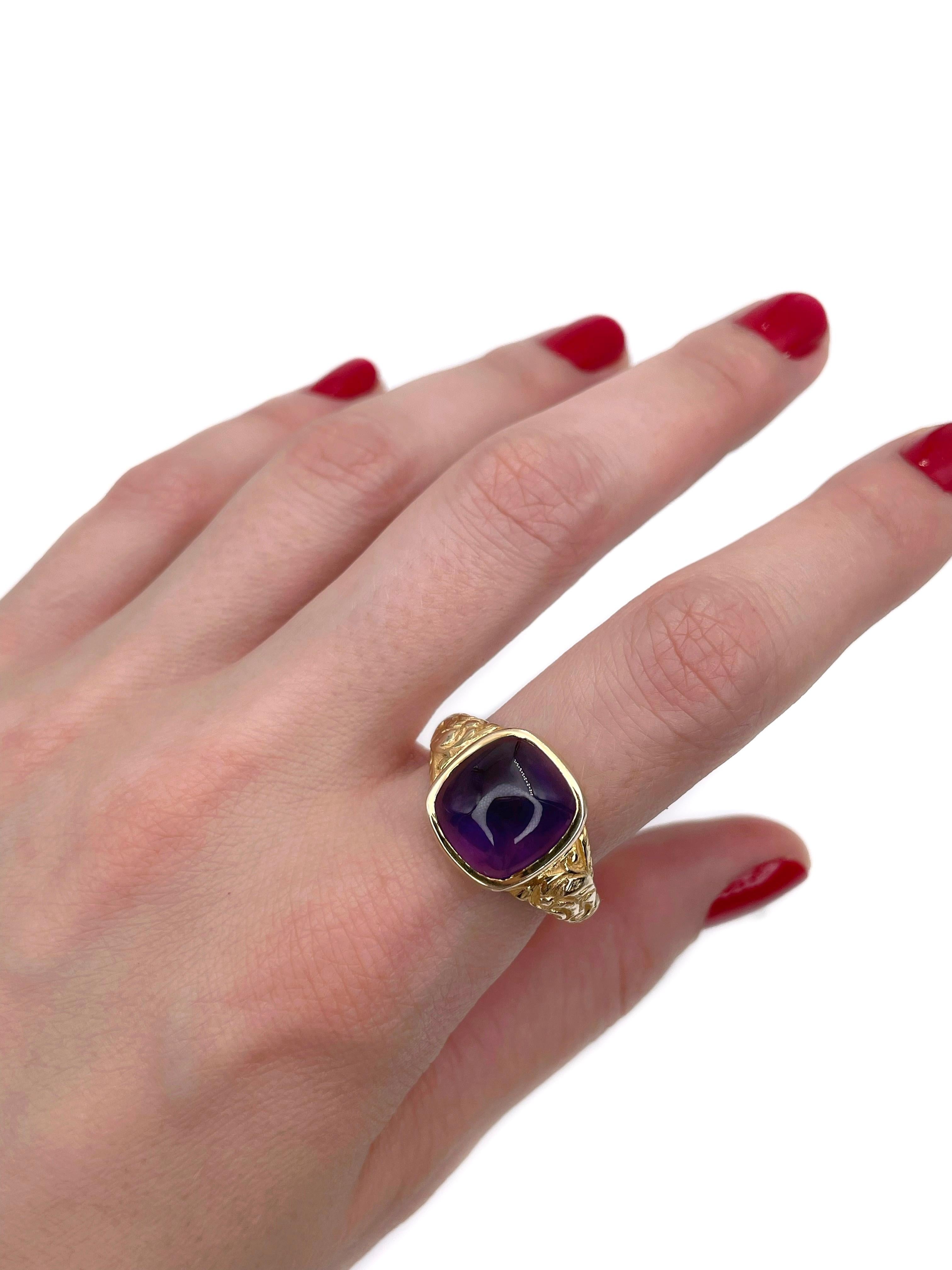 Dies ist ein Vintage-Siegelring in 9K Gelbgold gefertigt. Circa 1960. 

Er ist mit einem Amethysten im Cabochon-Schliff versehen. 
Signiert mit 