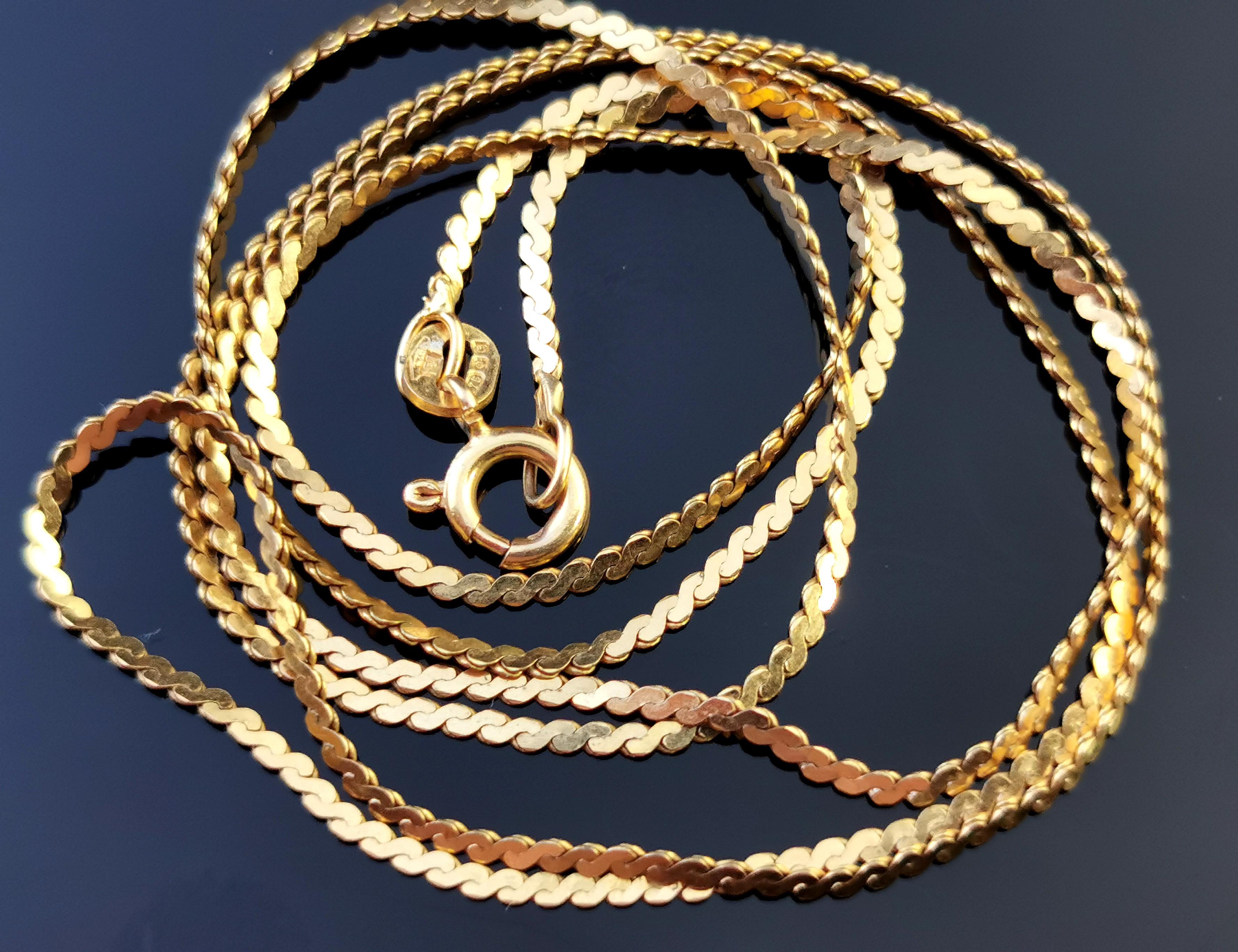 A beautiful vintage, late 20th century 9 karat gold fancy herringbone link chain necklace.

Rich yellow gold links with a pretty wavy design to the flat herringbone style links, two gold waves interlocked with one another.

The style and cut of the