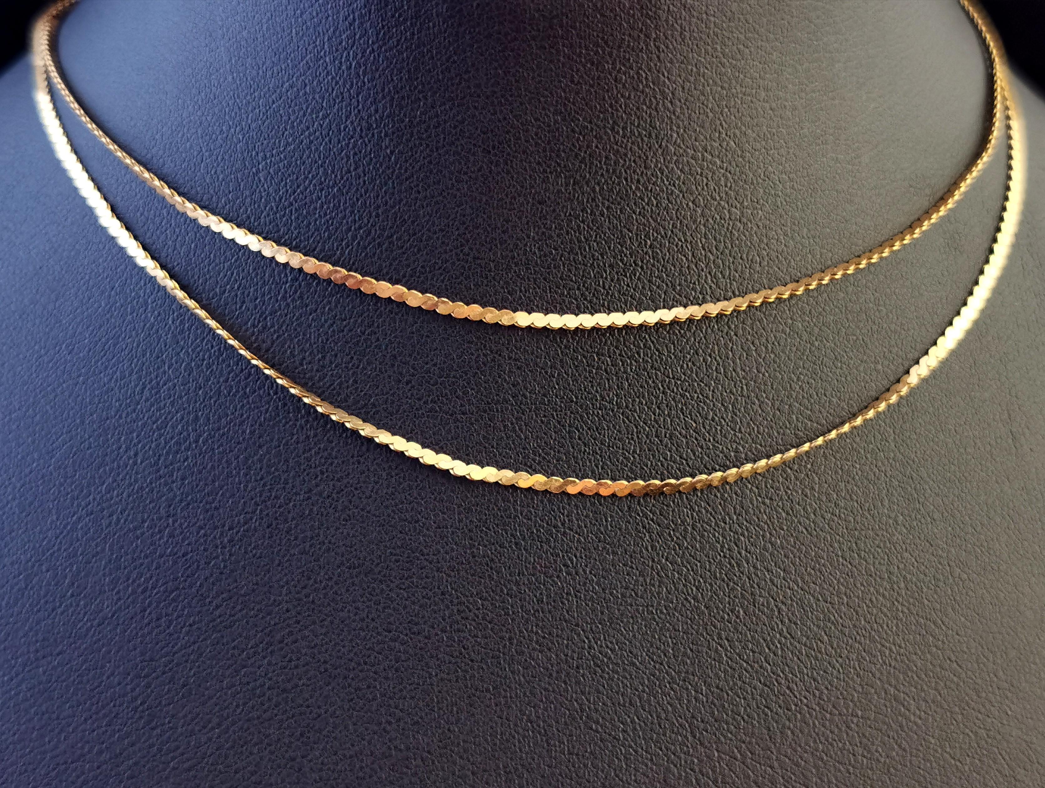 Vintage 9 Karat Yellow Gold Chain Necklace, Wavy Herringbone Link, 1970s 1