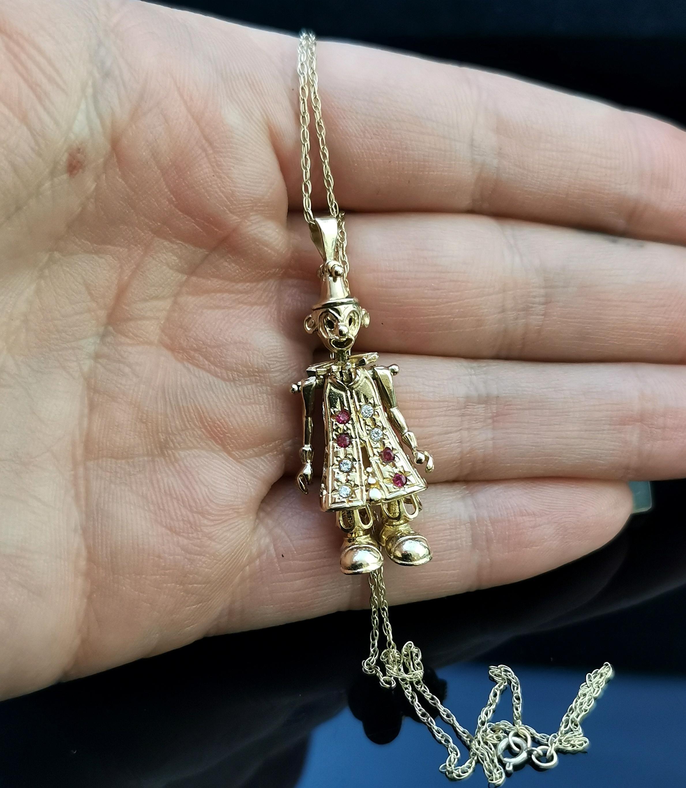 Vintage 9 Karat Yellow Gold Clown Pendant, Trace Link Necklace, Articulated In Good Condition In NEWARK, GB