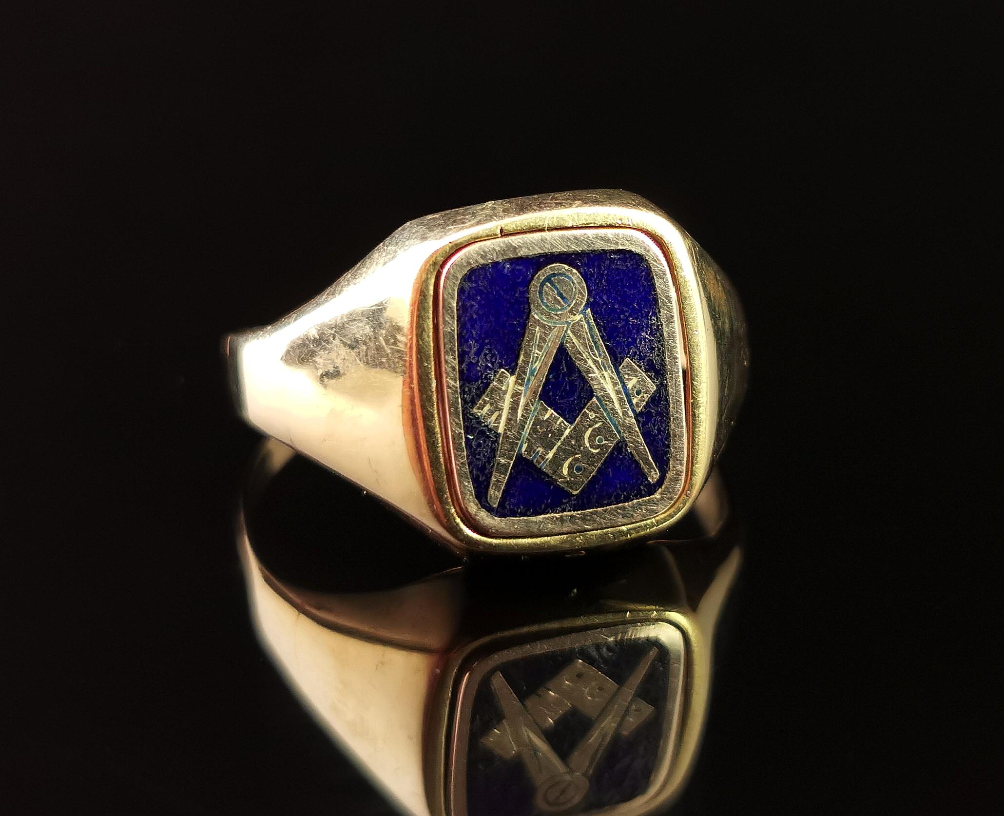 A handsome vintage 9 karat yellow gold Masonic swivel ring.

A signet style ring with the freemason emblem of compass and ruler to the front engraved into cobalt blue enamel.

It has a smooth gold band with heavy set tapering shoulders.

This is a