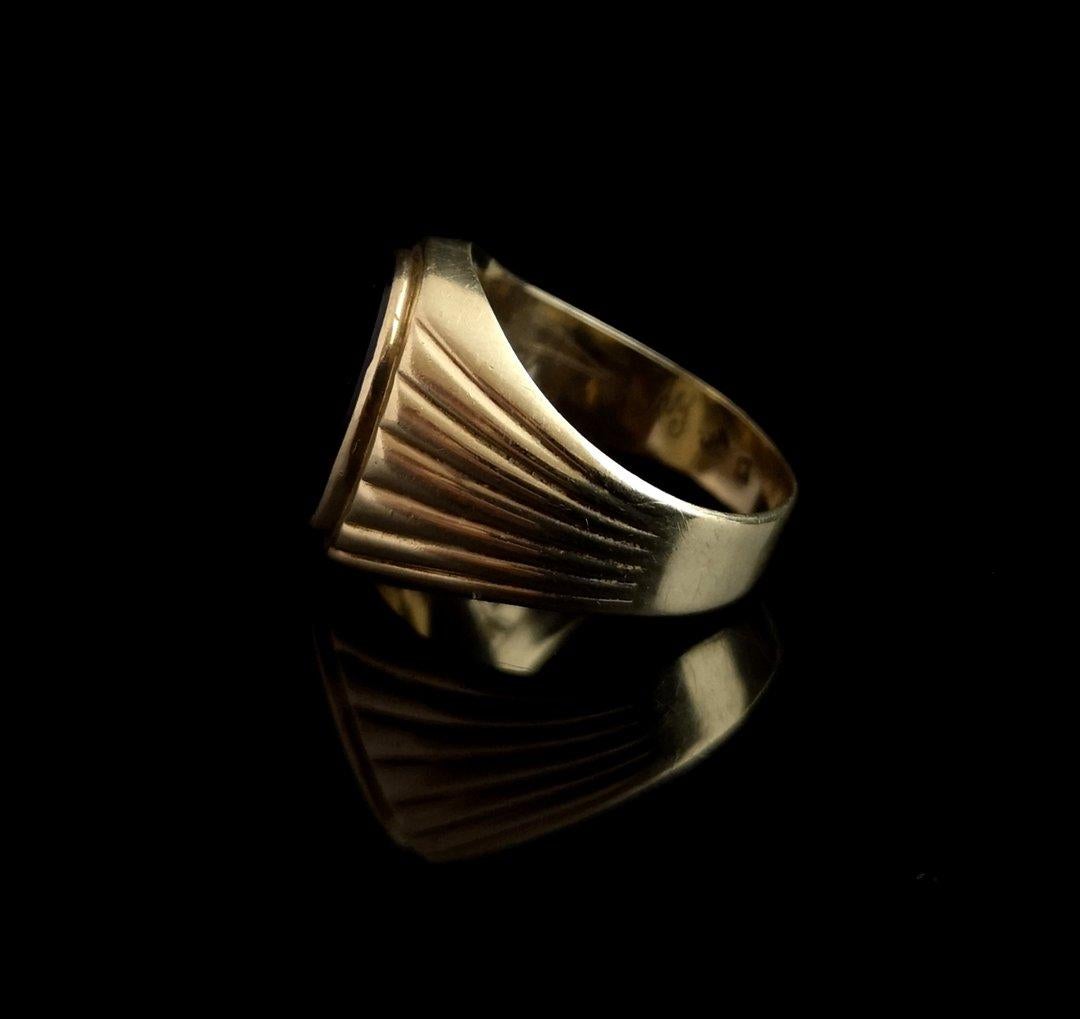 Vintage 9 Karat Gelbgold Onyx Signet Ring:: groß im Zustand „Relativ gut“ in NEWARK, GB