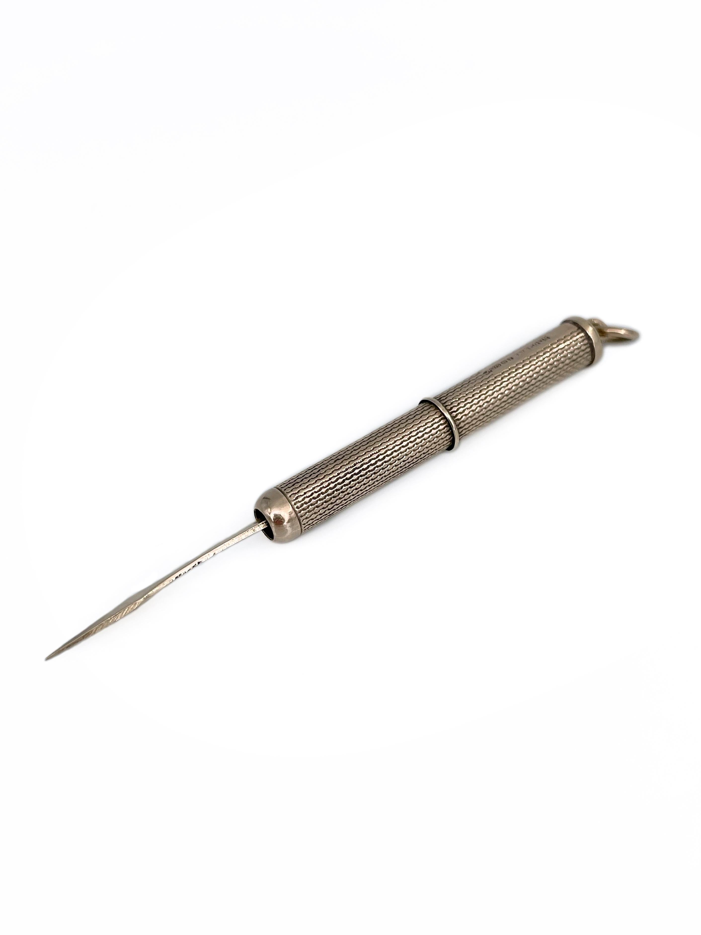 Vintage 9 Karat Yellow Gold Retractable Toothpick Pendant In Good Condition In Vilnius, Vilniaus apskr.