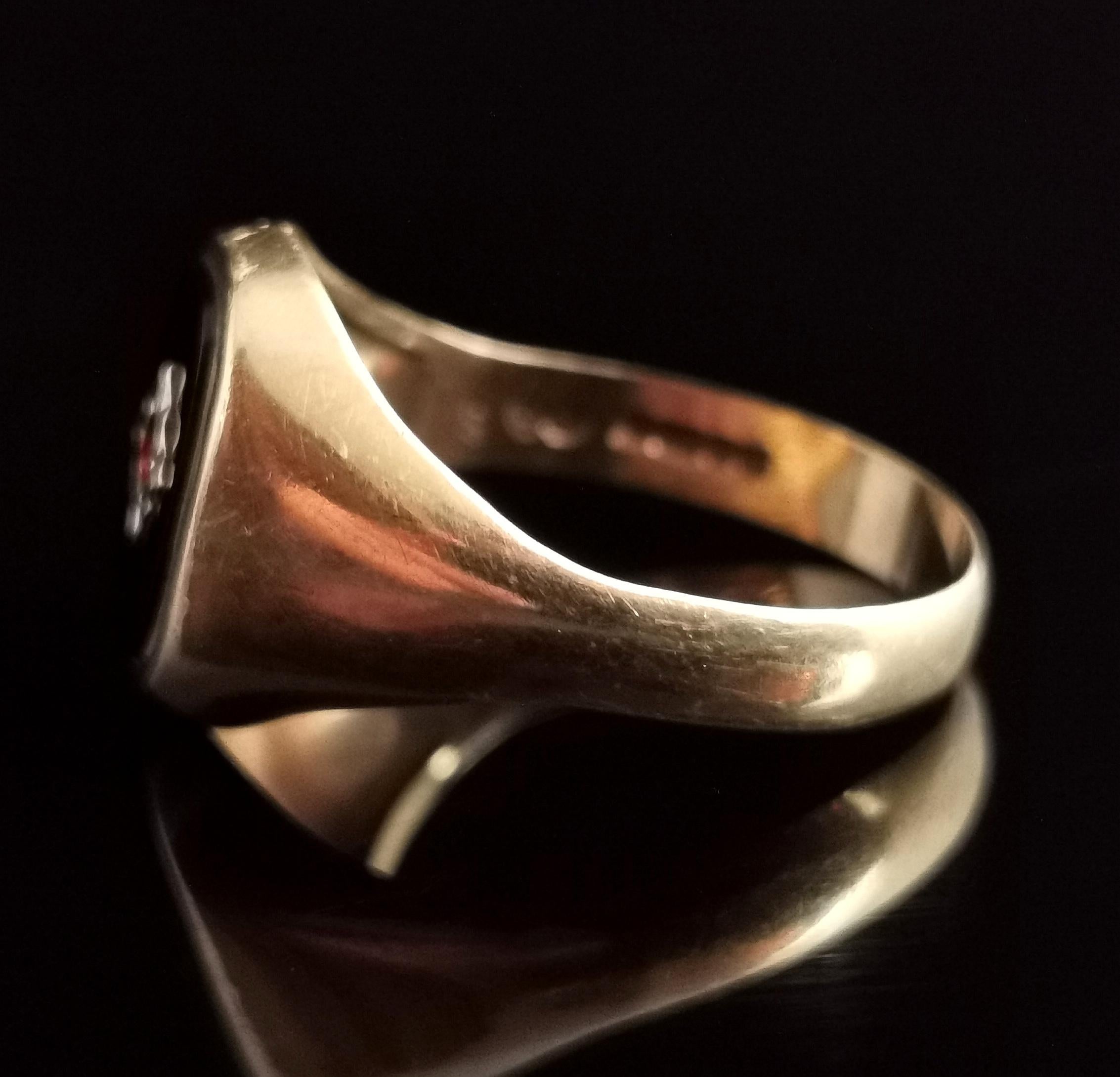 Women's or Men's Vintage 9 Karat Yellow Gold Signet Ring, Onyx and Garnet