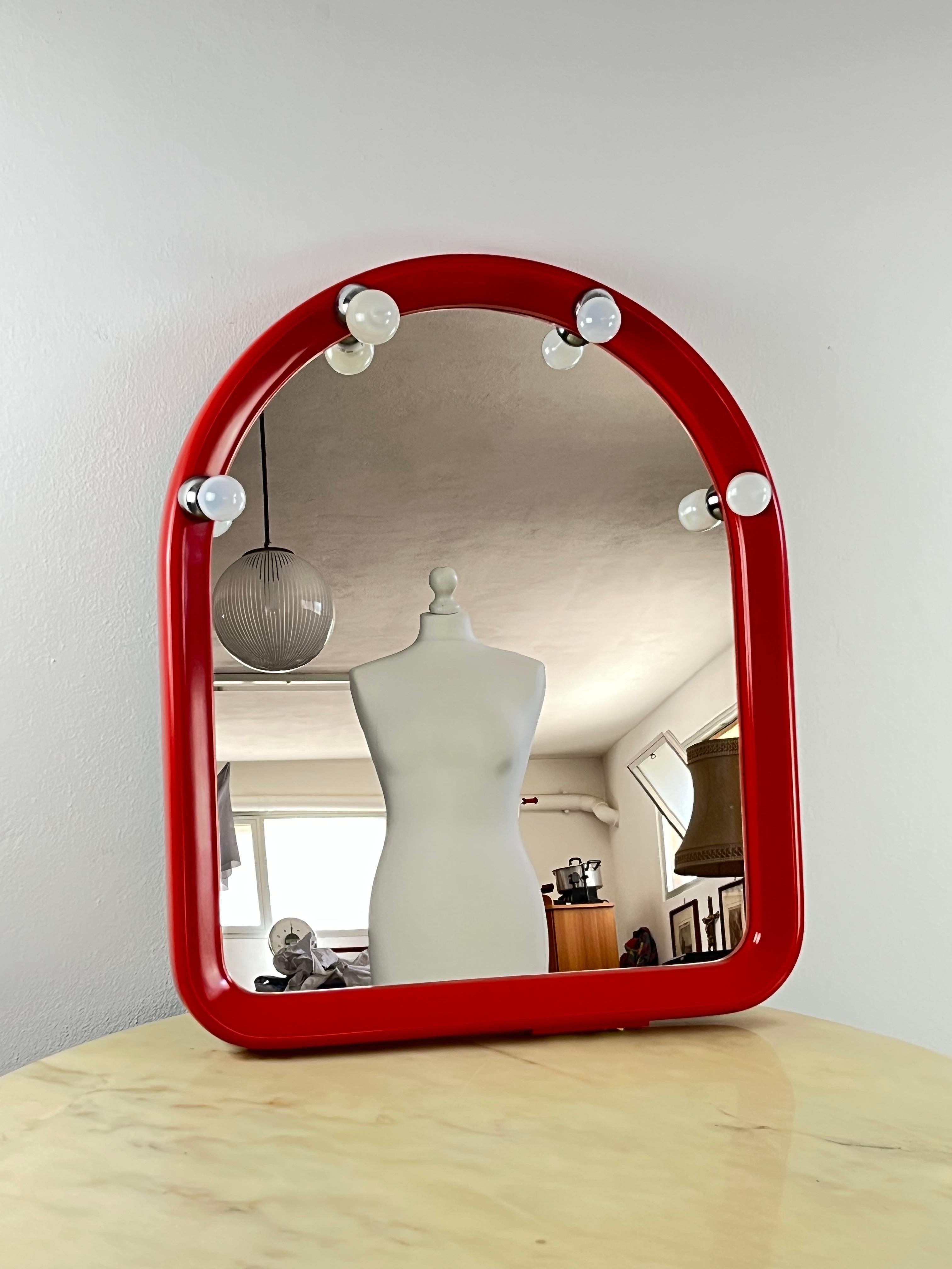 Vintage 9-piece set, mirror and bathroom accessories in red plastic, Italy, 70s
Found in a villa in a well-known Sicilian seaside resort, it is made up of a mirror with lights and an electrical outlet and what you see in the photo. Intact and
