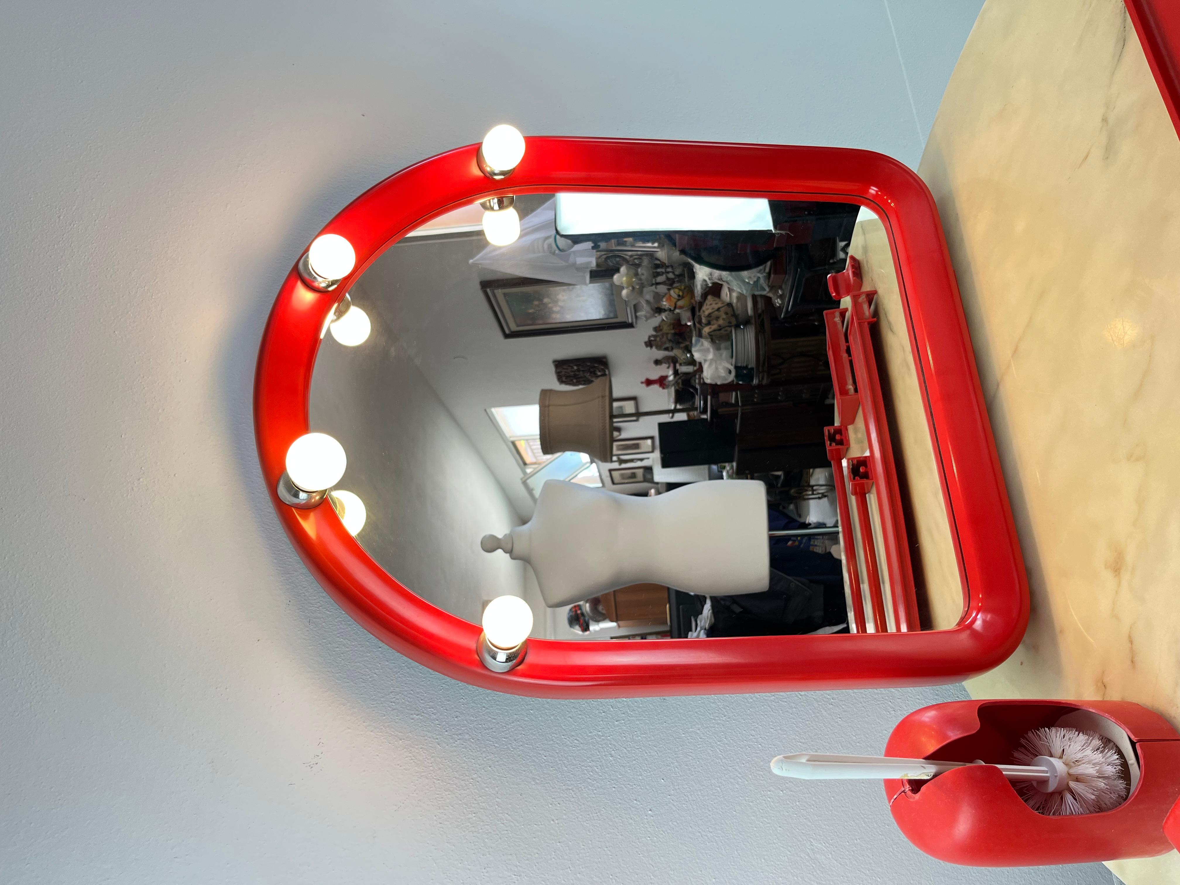 Vintage 9-piece Mirror and Bathroom Accessory Set in red plastic, Italy, 1970s In Good Condition For Sale In Palermo, IT