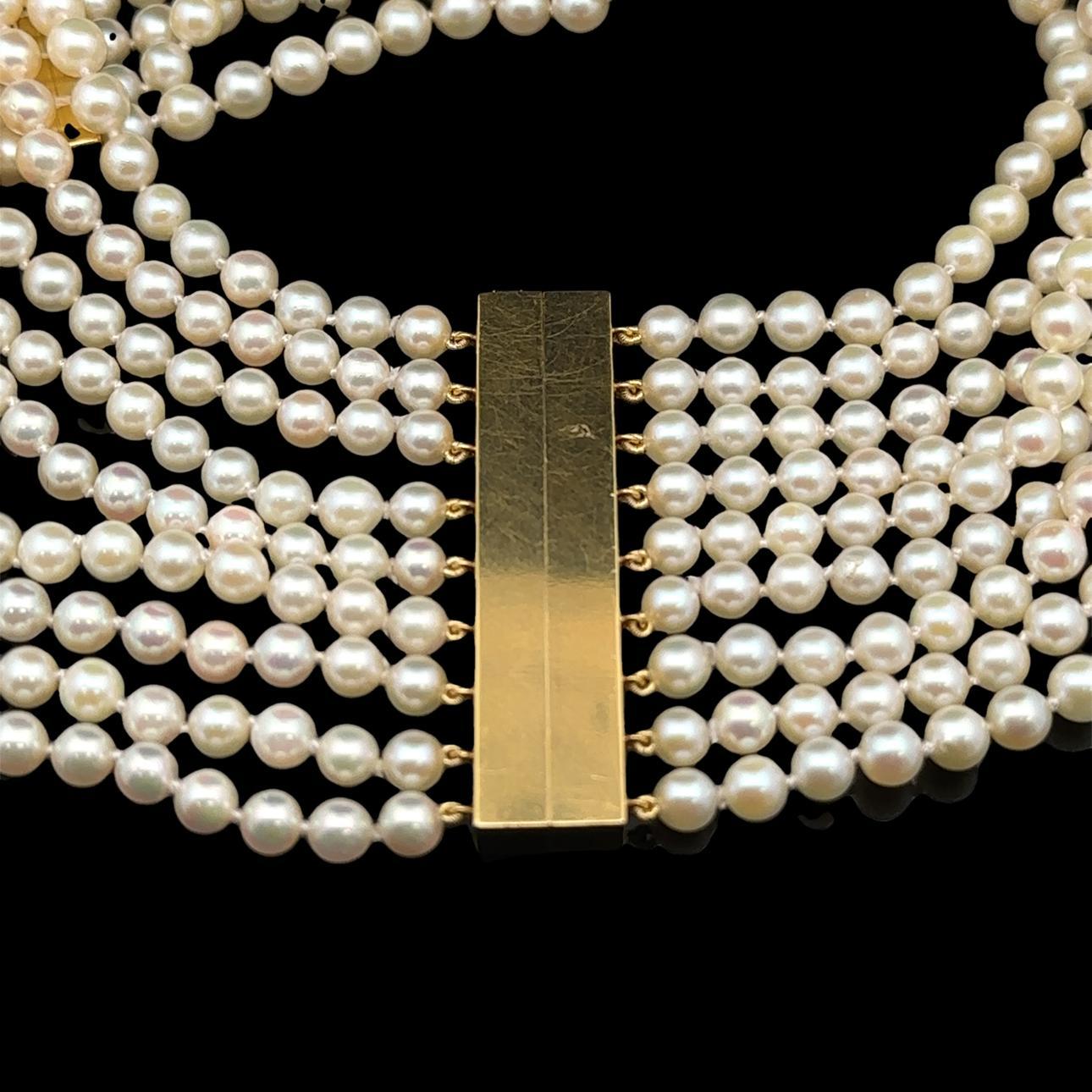 Perle Collier ras du cou vintage 9 brins avec fermoir spatial en or 18 carats et centre en agate camée sculptée en vente