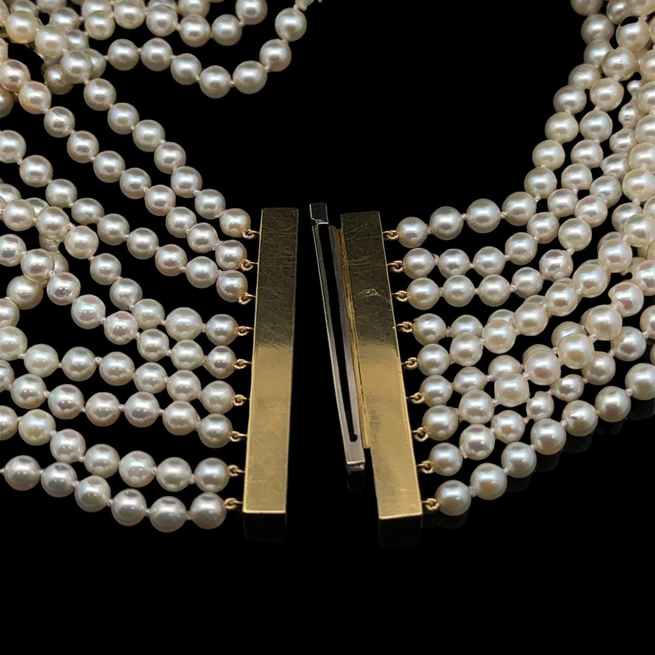 Collier ras du cou vintage 9 brins avec fermoir spatial en or 18 carats et centre en agate camée sculptée Bon état - En vente à Montclair, NJ