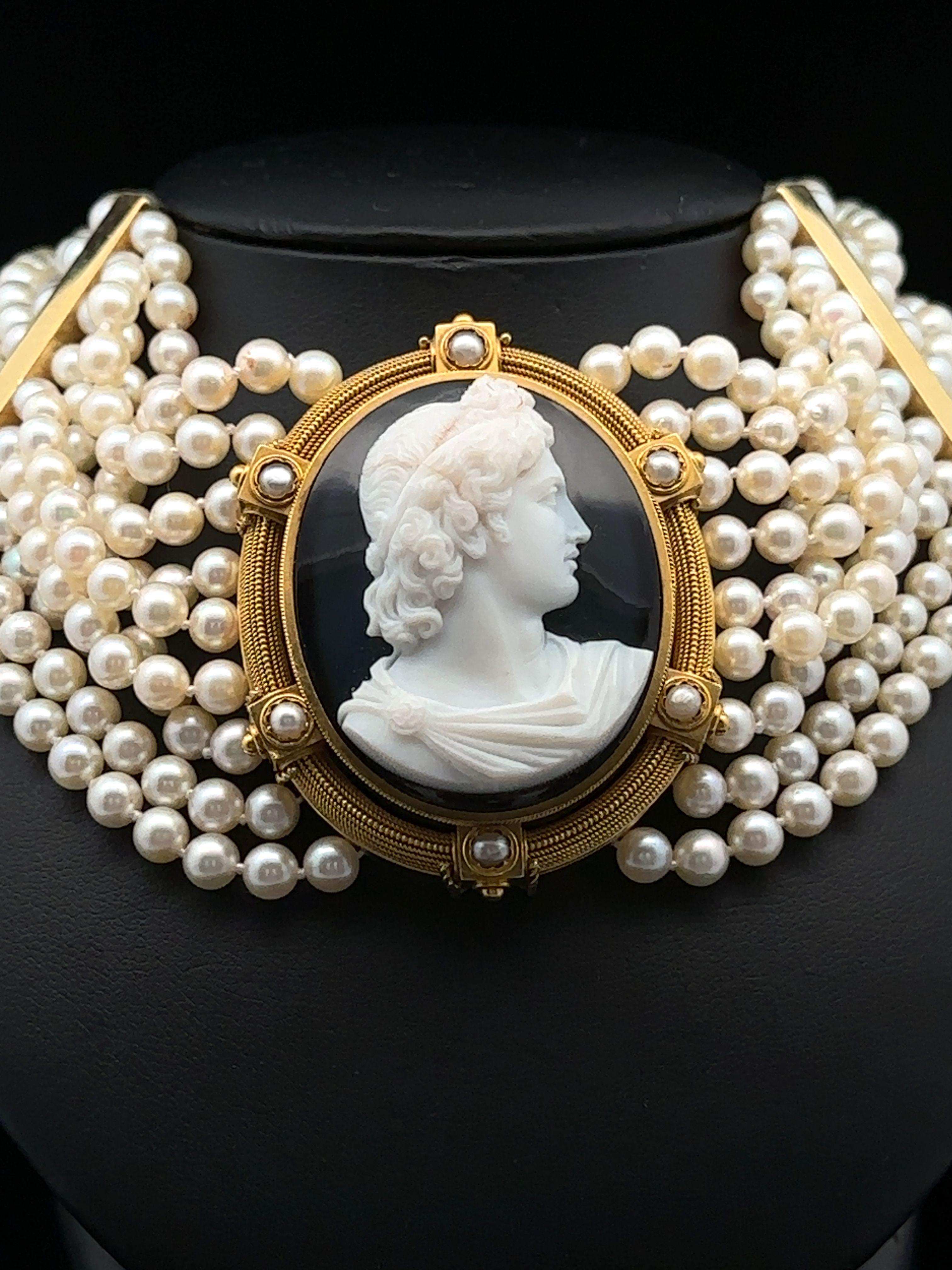 Collier ras du cou vintage 9 brins avec fermoir spatial en or 18 carats et centre en agate camée sculptée Pour femmes en vente