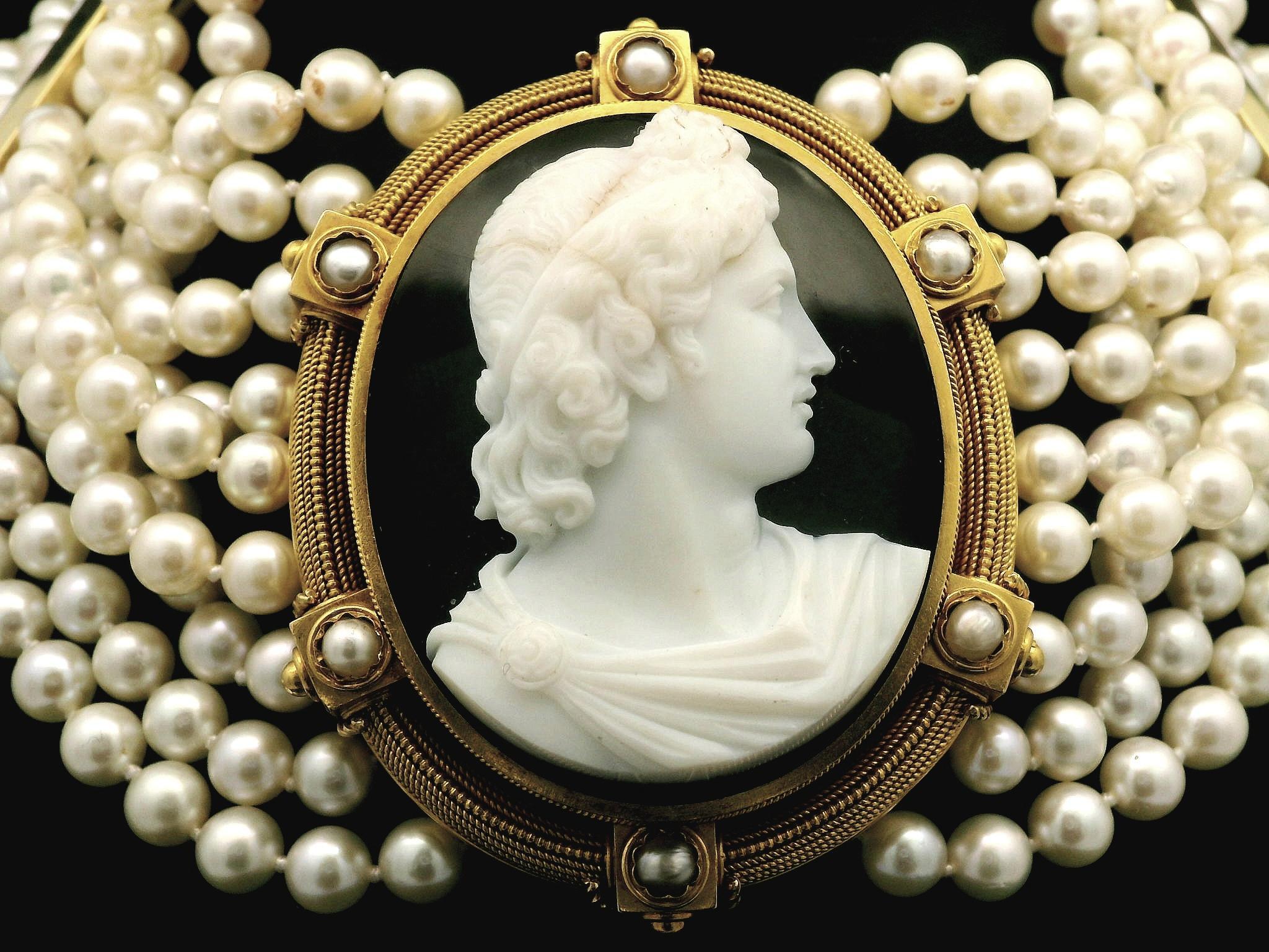 Collier ras du cou vintage 9 brins avec fermoir spatial en or 18 carats et centre en agate camée sculptée en vente 2