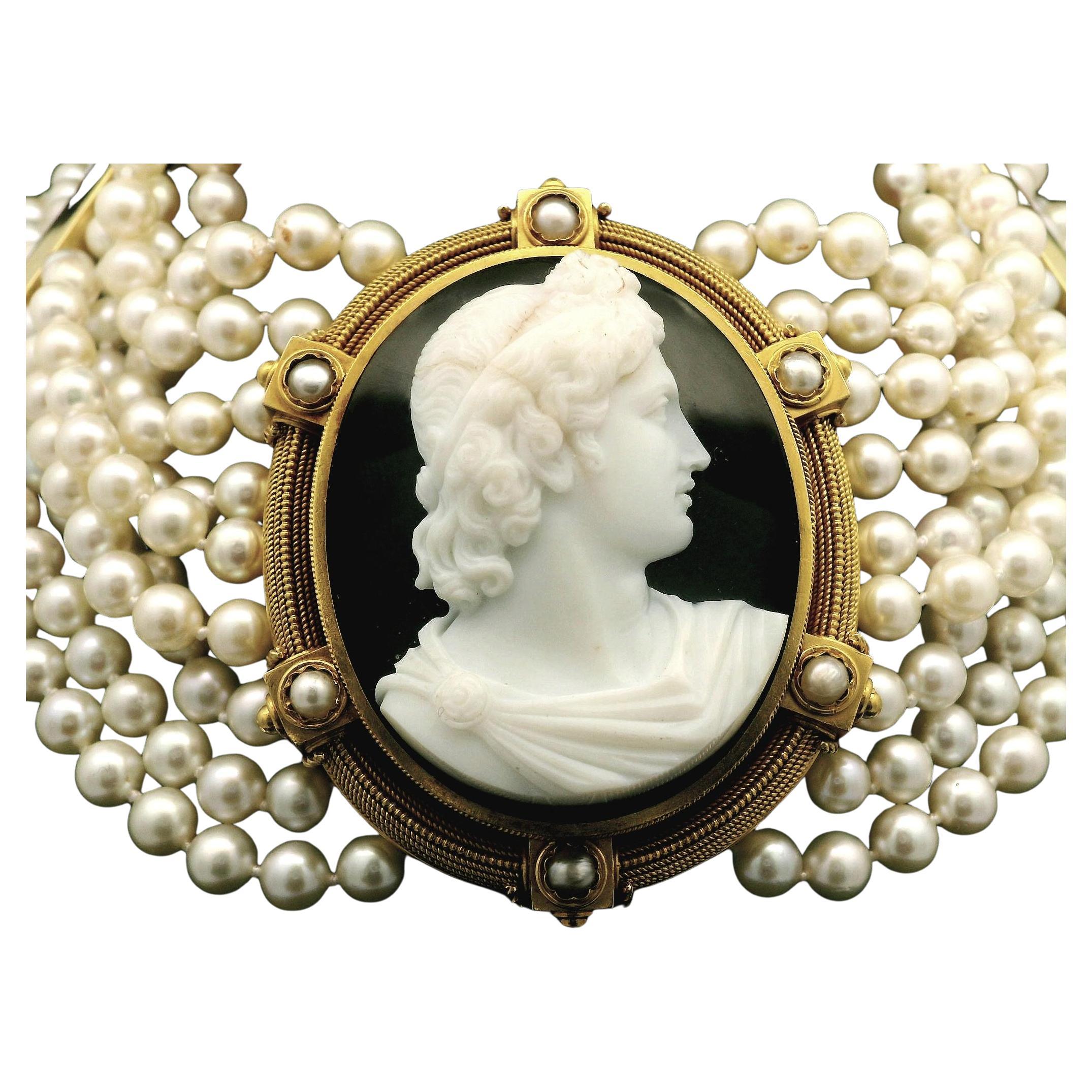 Collier ras du cou vintage 9 brins avec fermoir spatial en or 18 carats et centre en agate camée sculptée en vente