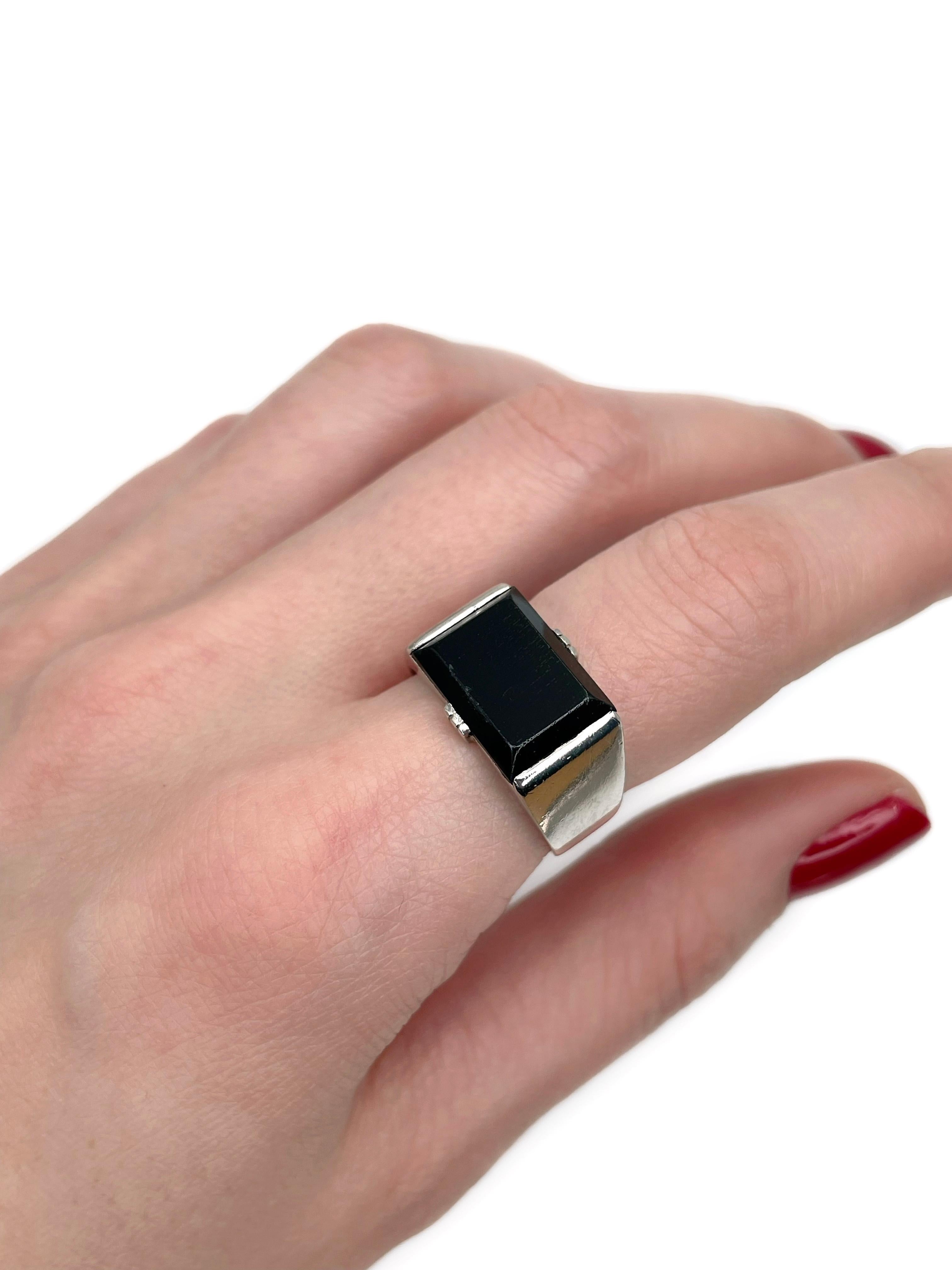 This is a vintage signet ring crafted in 900 platinum. Circa 1980. 

The piece features rectangle black onyx. 

Weight: 10.75g
Size: 18.75 (US 8.75)

IMPORTANT: please ask about the possibility to resize before purchase. This process takes 2-7 days