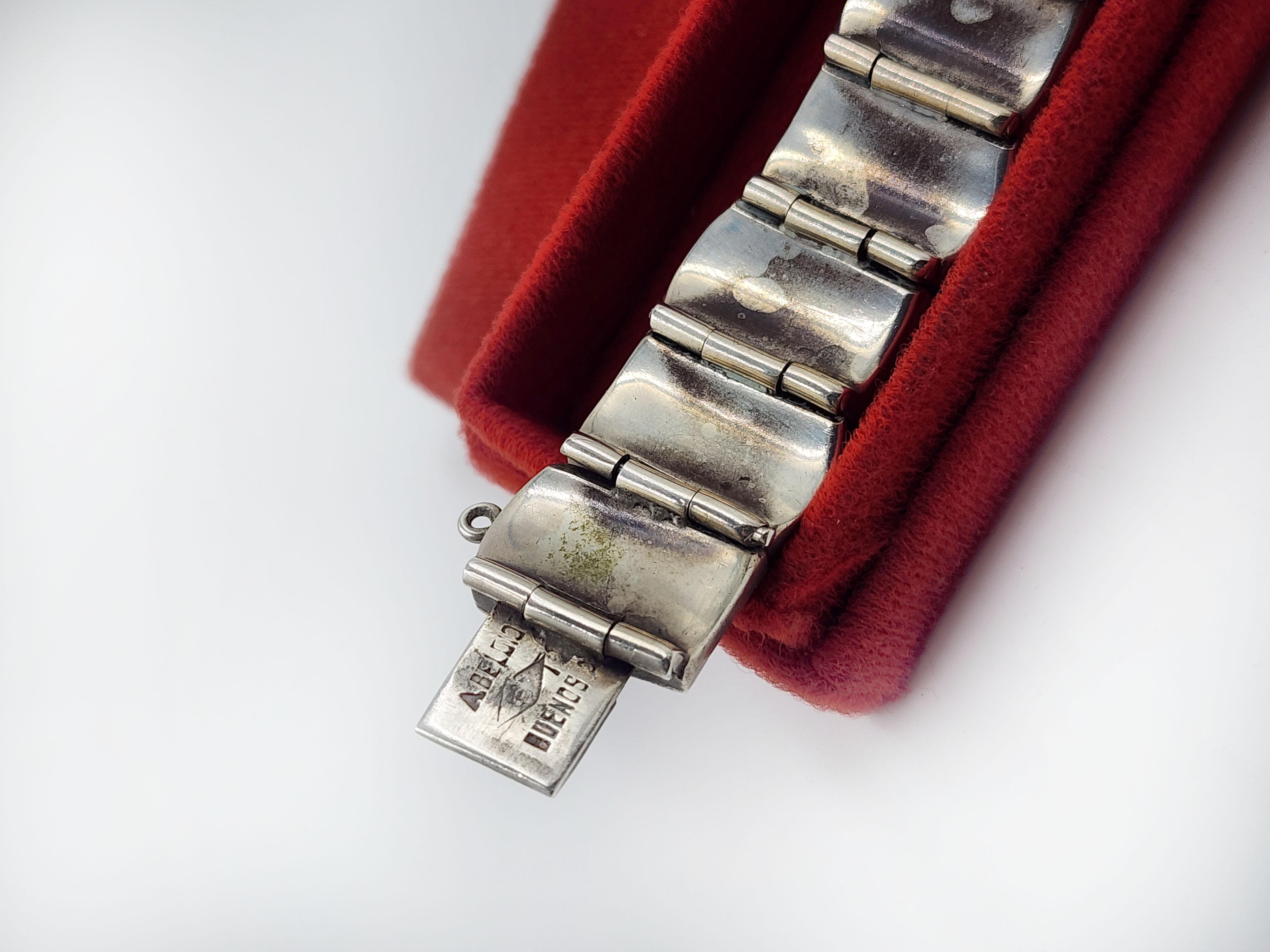 Vintage 900 silver Belgiorno bracelet
This stunning 900 silver bracelet features a sculptural design with curvilinear plates 2 cm wide and 3 mm thick. With a unique finish and full of personality. With a length of 20 cm, it fits comfortably on the