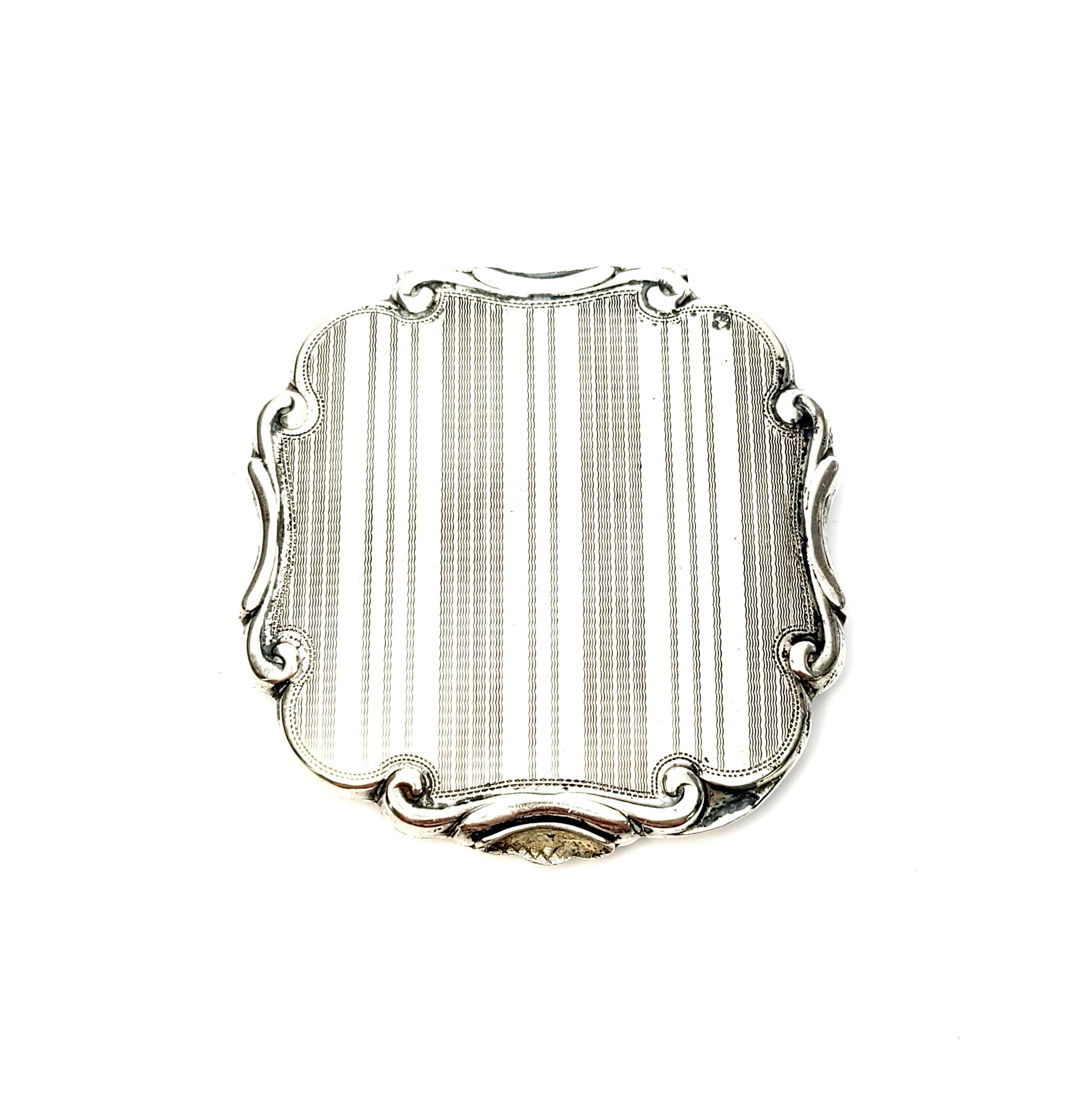 Vintage sterling silver compact.

Beautiful etched floral and leaf motif on one side, etched stripes on other side.

No monogram, there is a blank polished space on the flowered side which could be used for a monogram.

Measures: 3 1/2