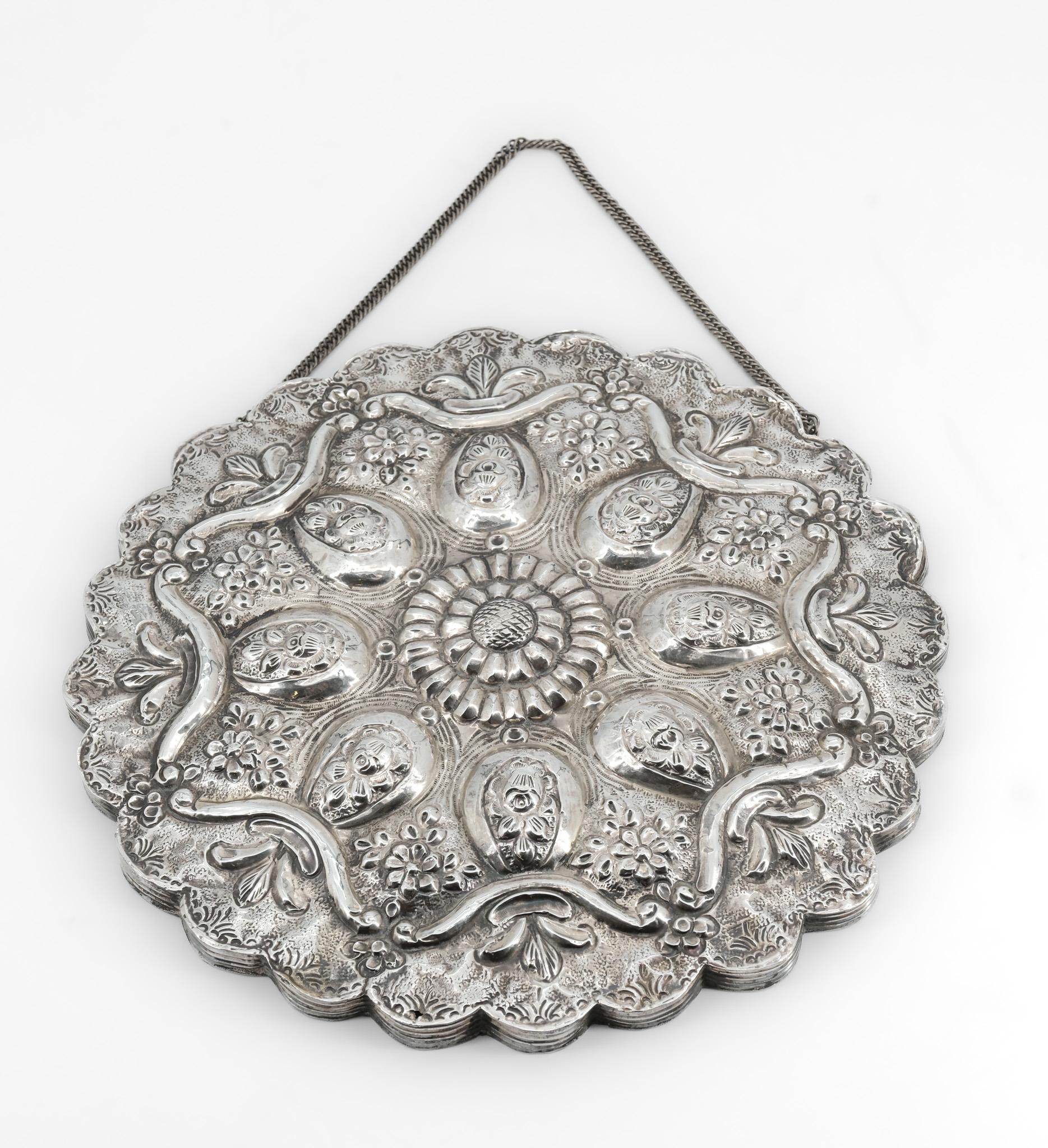 Specchio da appendere in argento repoussé floreale vintage del 900. Timbrato SB900. Probabilmente è turco. Circa 1940.

Lo specchio è in buone condizioni e la lastra originale presenta alcuni leggeri segni di foxing dovuti all'età. C'è un leggero