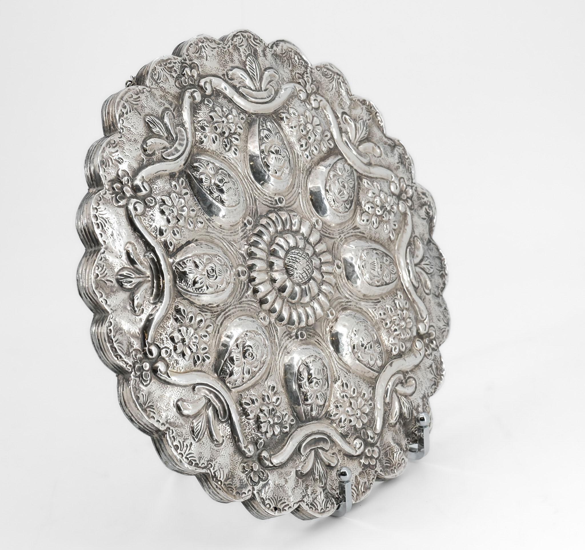 Sbalzo Specchio da appendere vintage 900 Silver Floral Repoussé in vendita