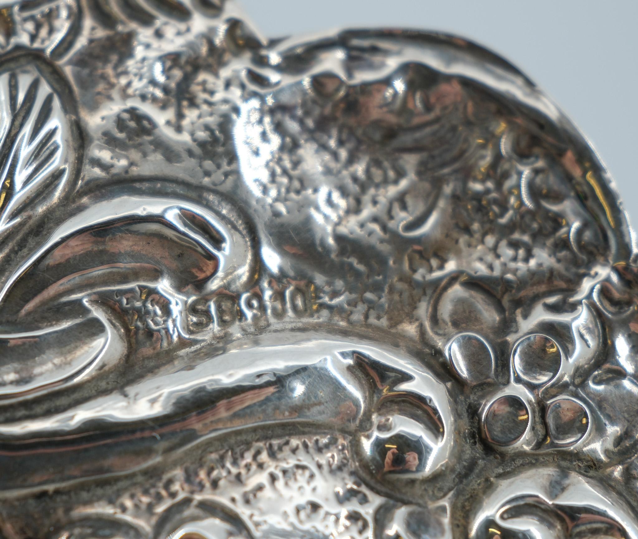 Specchio da appendere vintage 900 Silver Floral Repoussé In condizioni buone in vendita a Norwich, GB