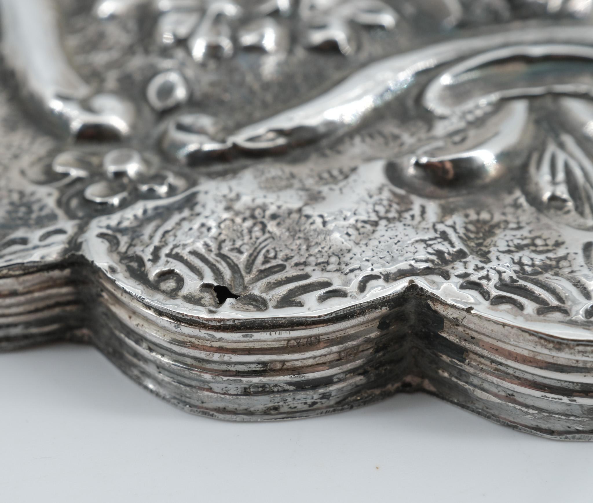 Argento Specchio da appendere vintage 900 Silver Floral Repoussé in vendita