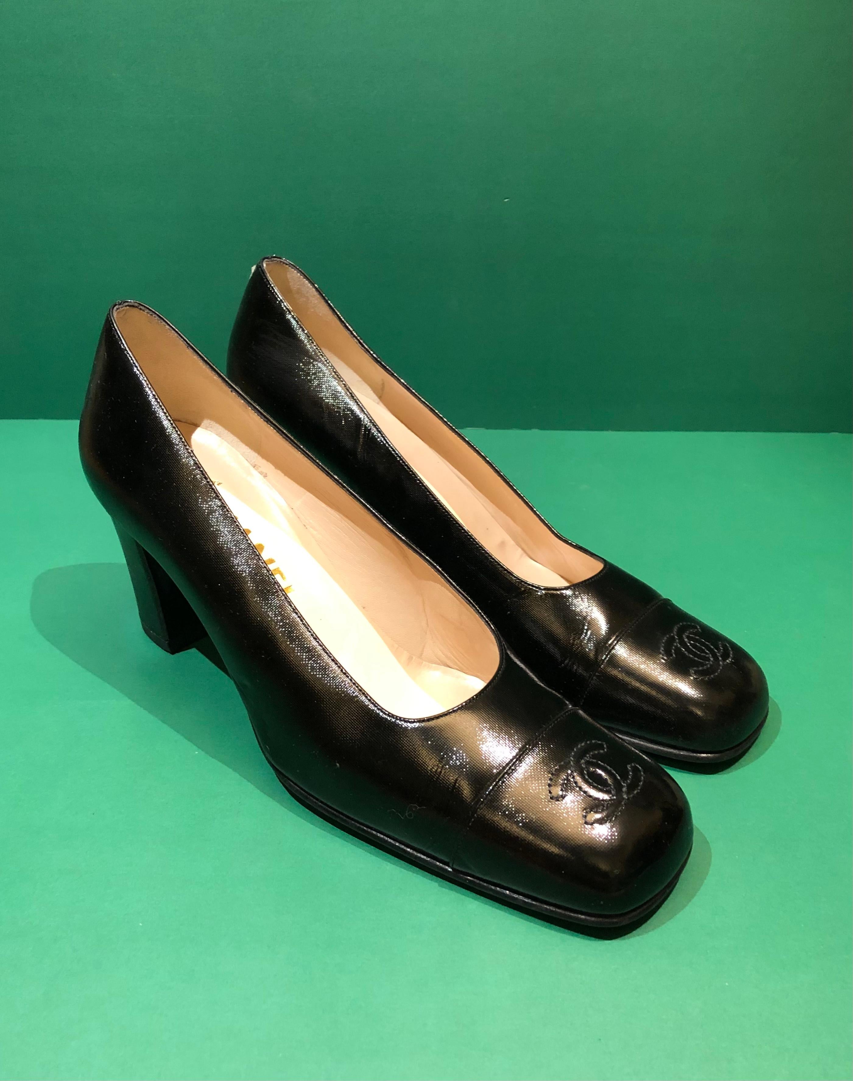 - Vintage 90s Chanel patent leather square toe Mary Jane pumps. 

- Size 38.5. 

