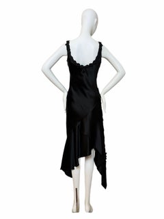Robe asymétrique vintage des années 90 en satin de soie noir, ornée de broderies florales
