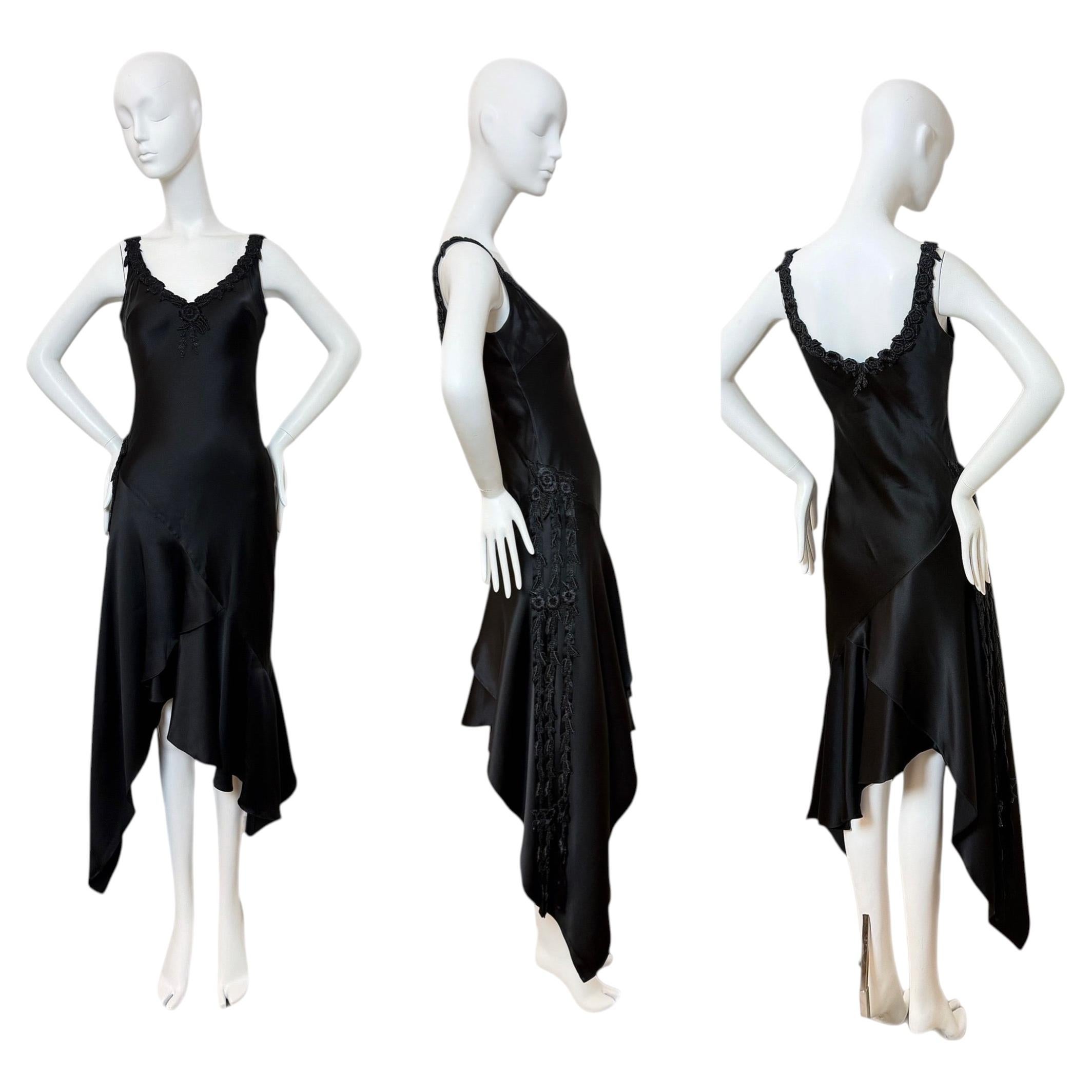 VINTAGE-Kleid aus den 90er-Jahren aus schwarzem Seidensatin mit Blumenstickerei und asymmetrischem Schnitt