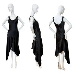 Robe asymétrique vintage des années 90 en satin de soie noir, ornée de broderies florales