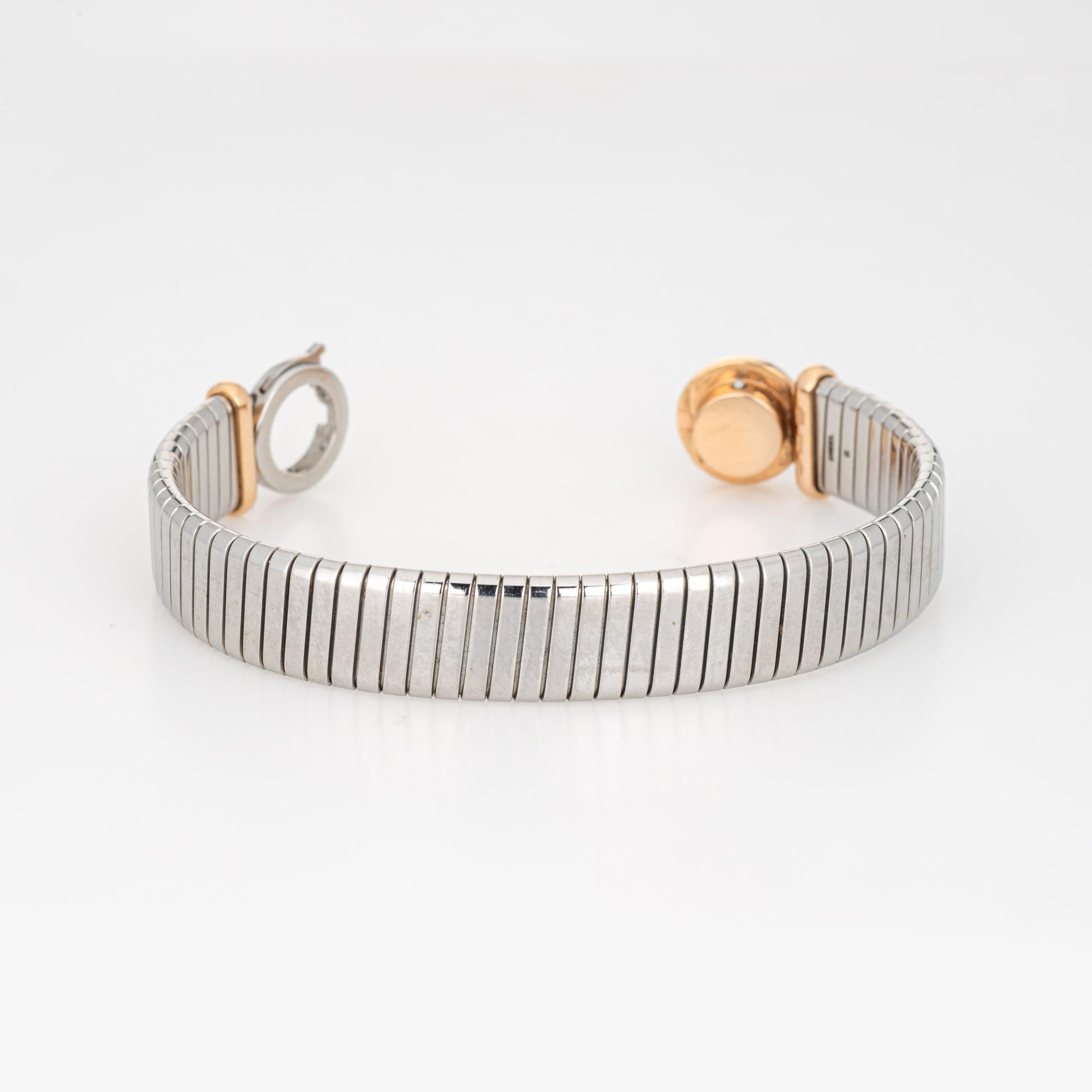 Stilvolles Bulgari 'Tubogas'-Armband aus 18 Karat Gelbgold und Edelstahl (ca. 1990er Jahre).  

Das Armband hat die Form einer flexiblen Gasleitung und ist mit einem onyxbesetzten Ende aus 18 Karat Gold versehen. Die Herstellung des Tubogas-Designs
