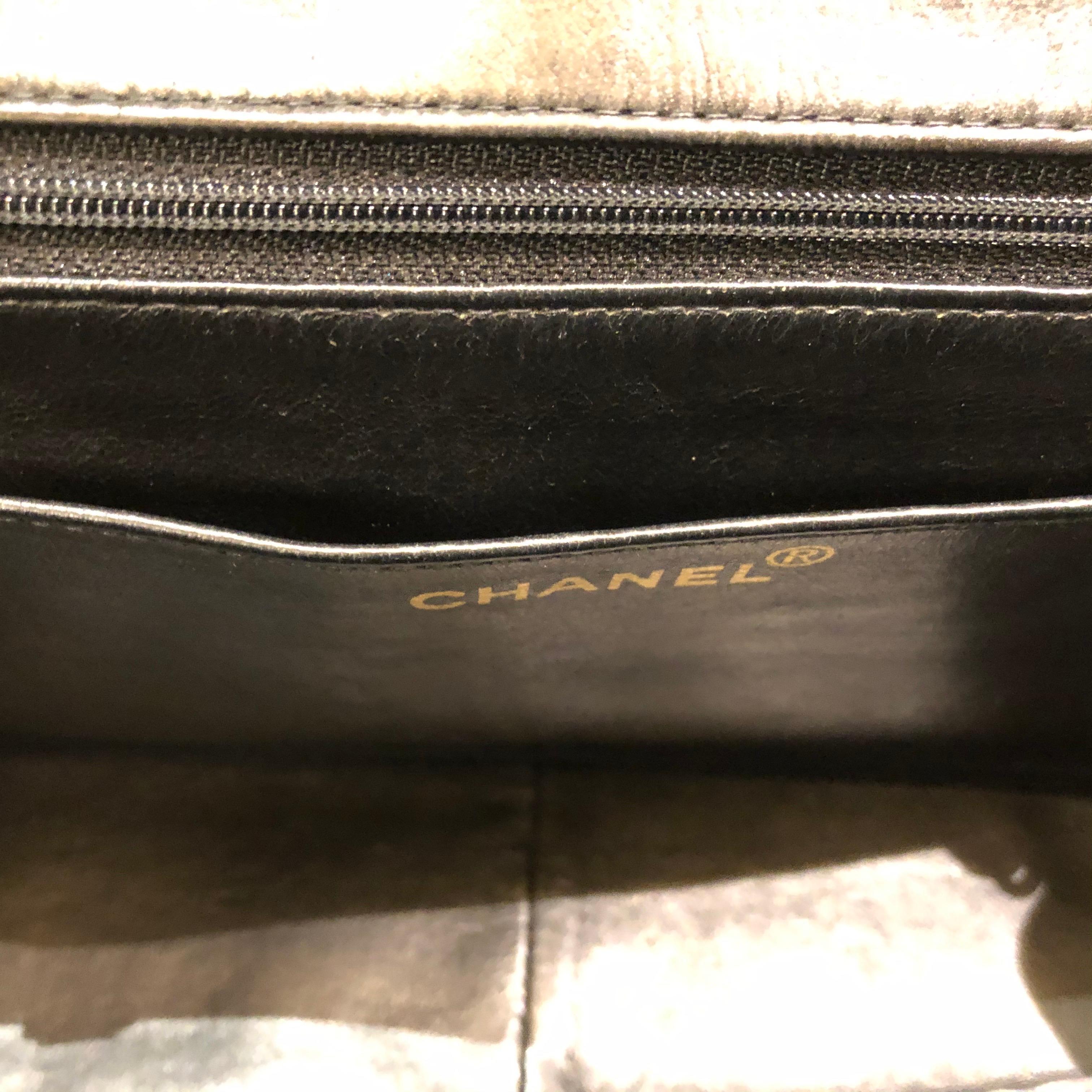 Chanel 28cm negro acolchado charol hardware negro 