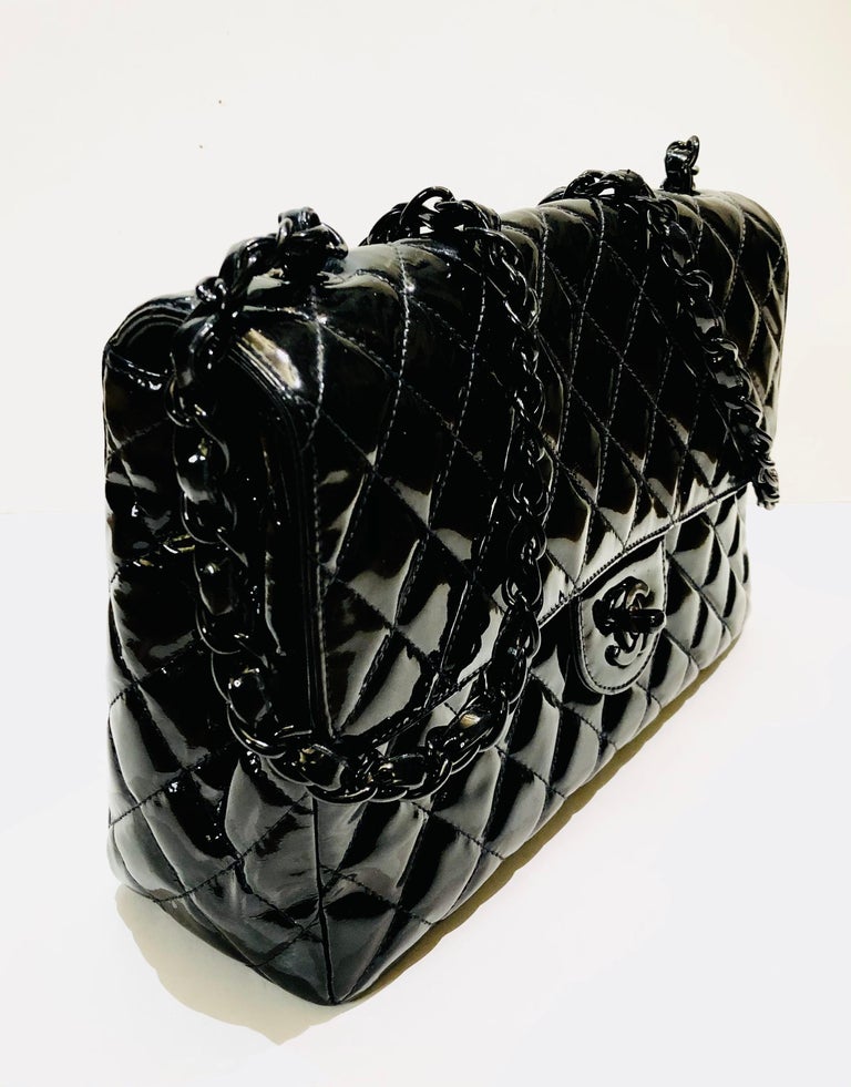Vintage 90s Chanel Black Patent Leather Shoulder Flap Bag  In Excellent Condition For Sale In Sheung Wan, HK