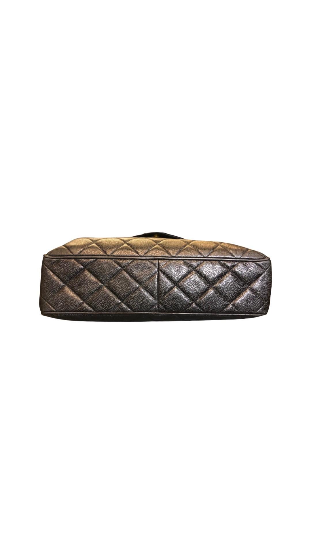 Vintage 90s Chanel Caviar Black Quilted Maxi Jumbo Envelope Flap Shoulder Bag  In Good Condition For Sale In Sheung Wan, HK