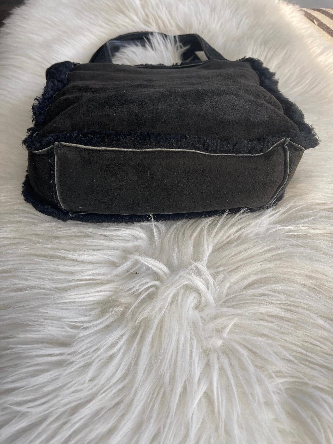 🖤Soooooo Dreamy🖤

Chic and Classic CHANEL black shearling tote

Black shearling trims the unbelievably soft black suede. Perfect size bag fits all the essentials and then some! Perfect for those cold winter days when you want to be warm and chic!