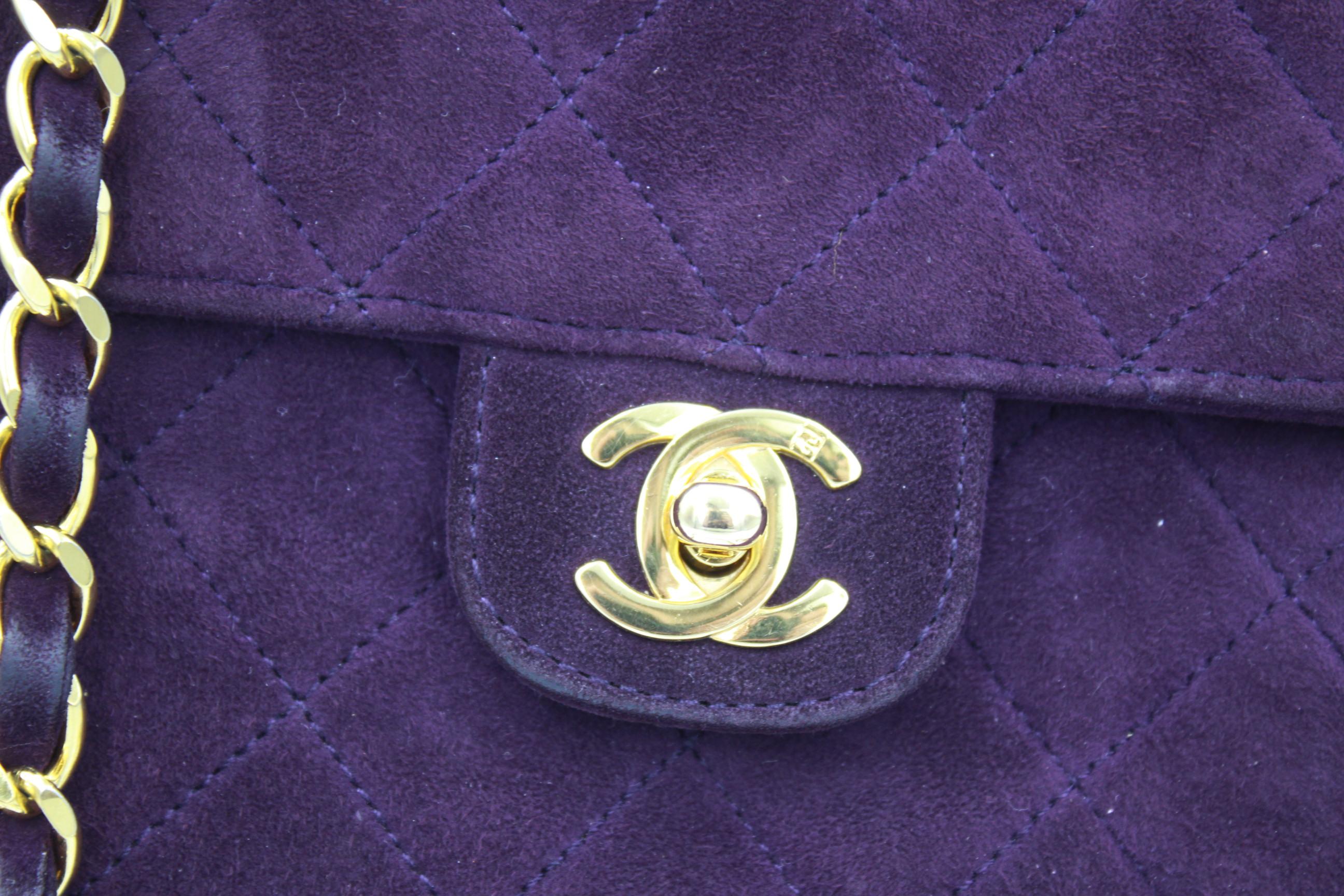 Chanel 2.55 Small Suede Purple Crossbody bag
Good condition, light signs of wear in the corners.
Hologram inside
Size  24*15 cm
