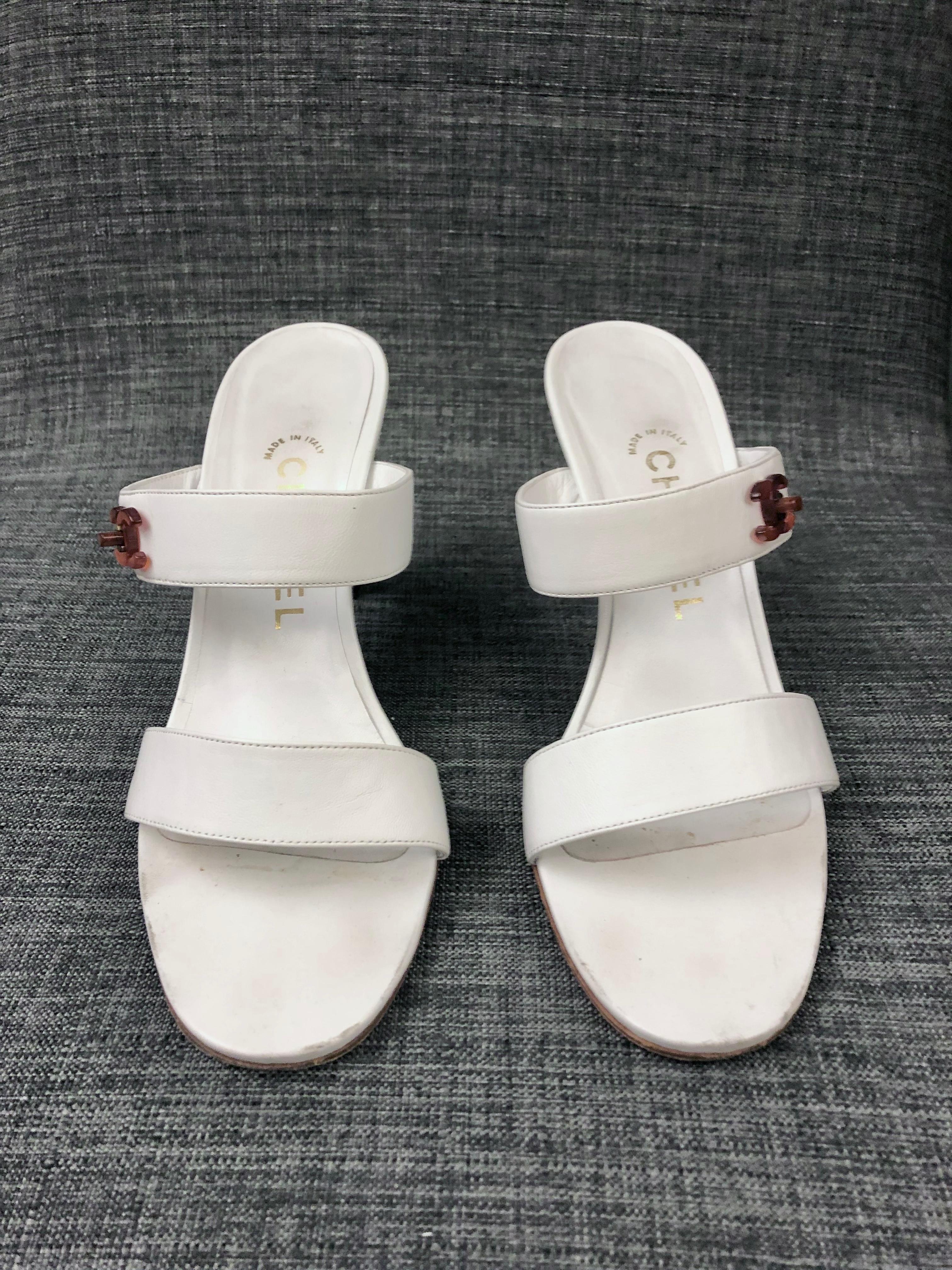 - Vintage 90s Chanel white lambskin leather CC logo made in tortoiseshell sandal heels. 

- Size 38. 

- Made in Italy