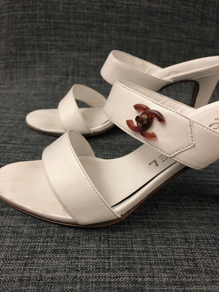 Vintage 90s Chanel White Lambskin CC Tortoiseshell Sandal Heels  In Good Condition For Sale In Sheung Wan, HK