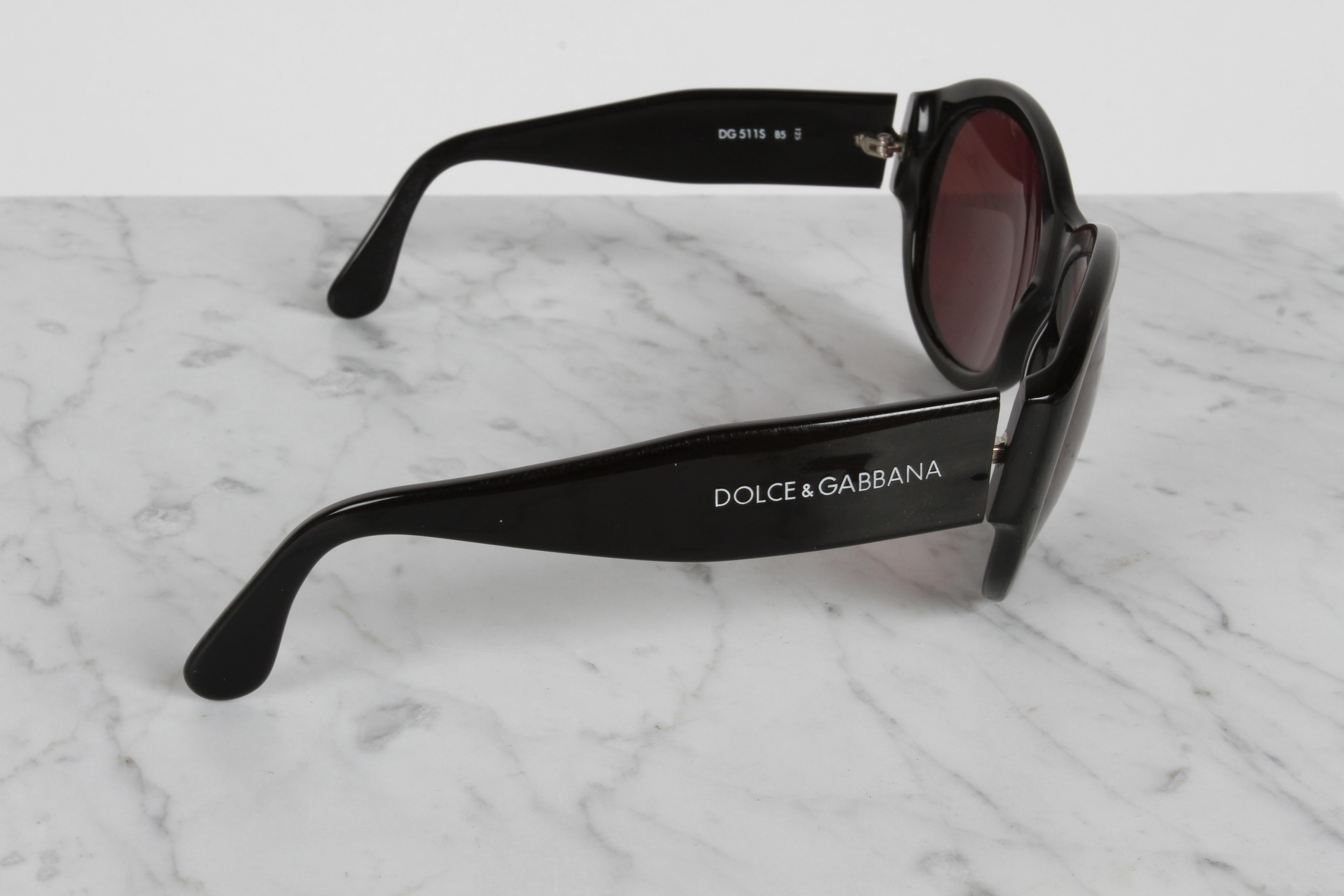 Vintage 90's Dolce & Gabbana 511S Black Frame & Rose Lenses Oval Fly Sunglasses In Good Condition For Sale In St. Louis, MO