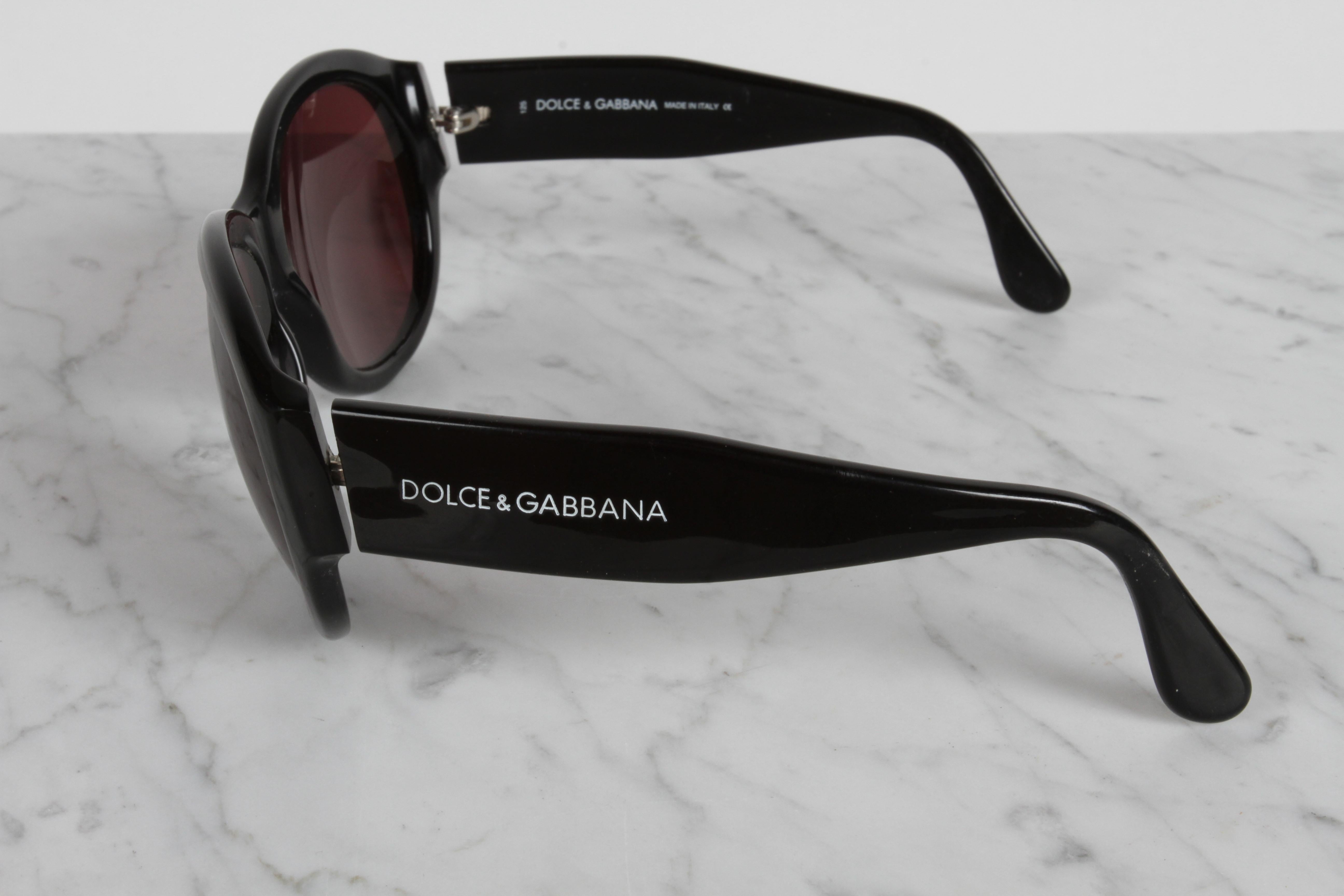 Vintage 90's Dolce & Gabbana 511S Black Frame & Rose Lenses Oval Fly Sunglasses For Sale 2