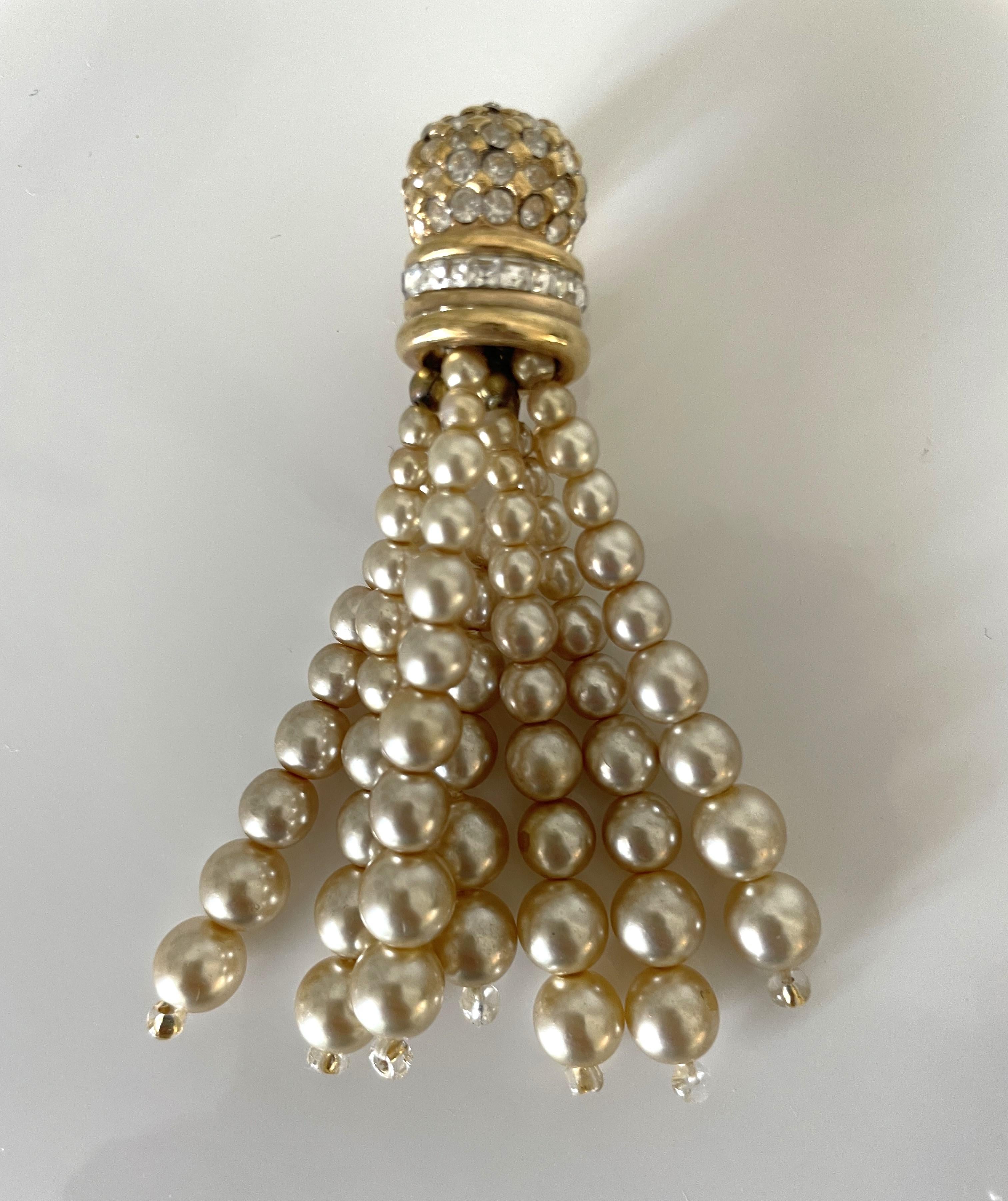 Diese seltenen und außergewöhnlichen Vintage-Ohrringe aus den 1990er Jahren mit goldfarbenem Metall, Strasssteinen und Kunstperlen sind elegante und zeitlose Schmuckstücke. Sie spiegeln die Vorliebe der Epoche für kühne und glamouröse Accessoires