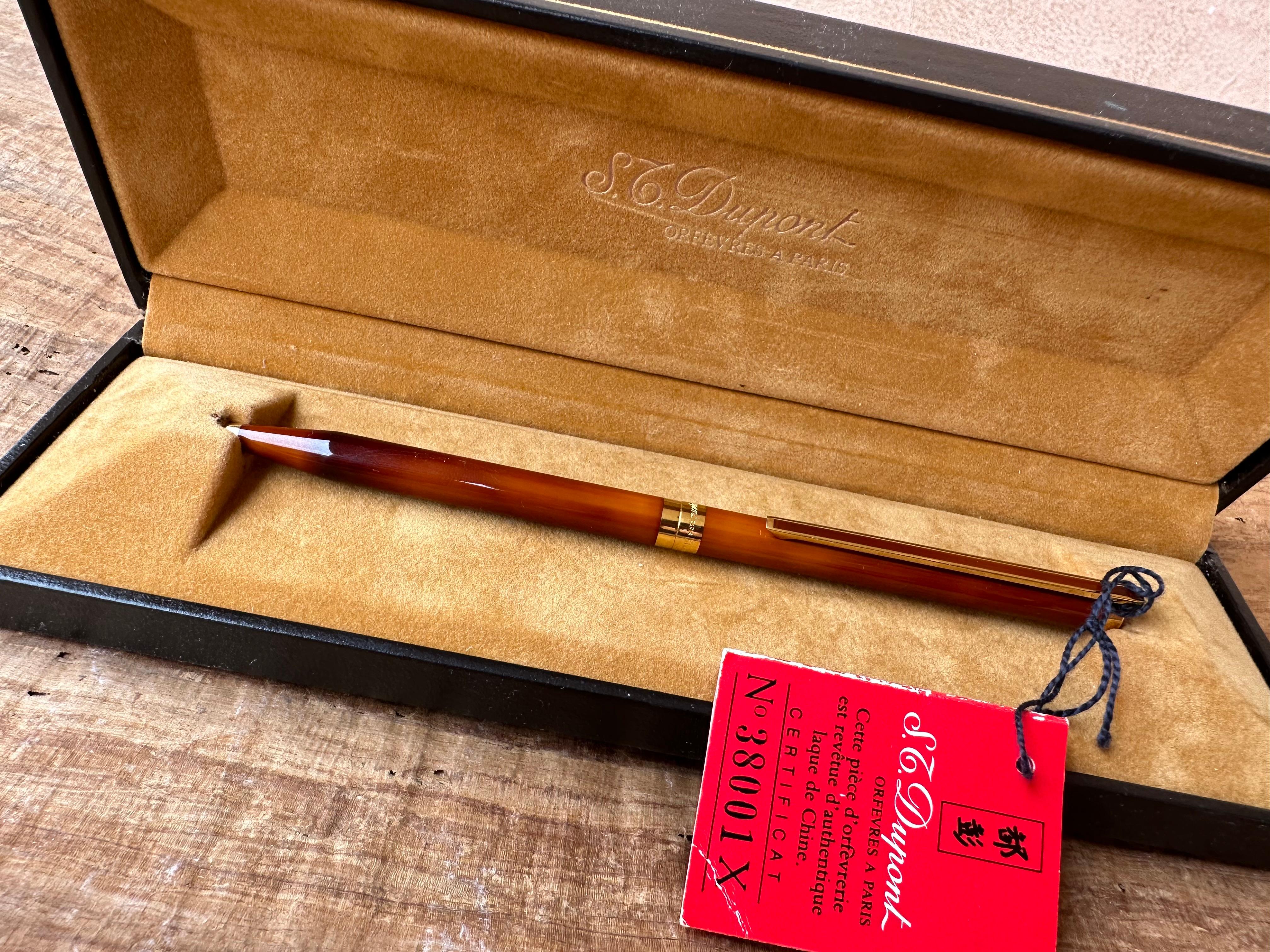 atemberaubende S.T. Dupont Classique-Kugelschreiber mit lebendiger chinesischer Lackschicht. Die Zierleiste ist aus 24-karätigem Gold, wie bei S.T. üblich. Dupont-Stifte. Inklusive der originalen Präsentationshülle. Und Tag


Zustand: in